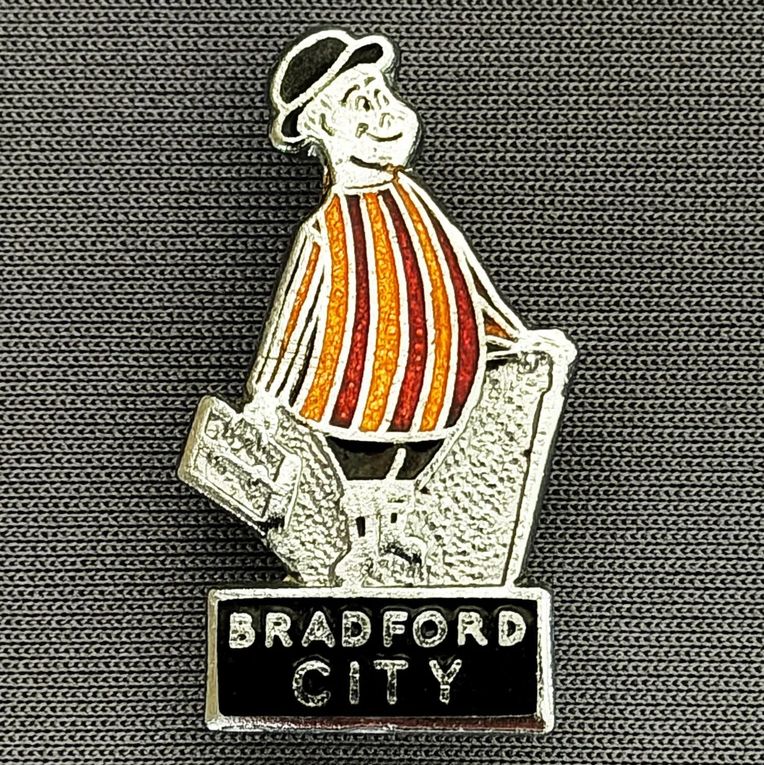 Reference Number: BCGEN002
Size: H 28.5 mm x W 16.5 mm
Pin Type: Brooch Pin
Plating: Silver
Value: £15
Manufacturer: Unknown
Comments: Classic City Gent Badge From the late 1960s Different Metal Background