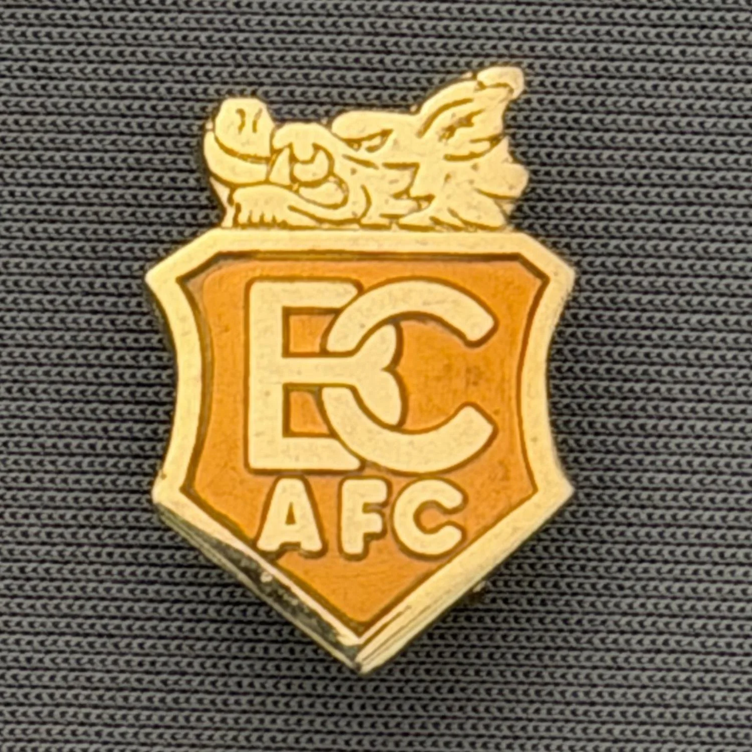 Reference Number: BCBOH037
Size: H 20.5 mm x W 13.7 mm
Pin Type: Brooch Pin
Plating: Gold
Value: £6
Manufacturer: Not Known
Comments: Amber Squashed Boar's Head
