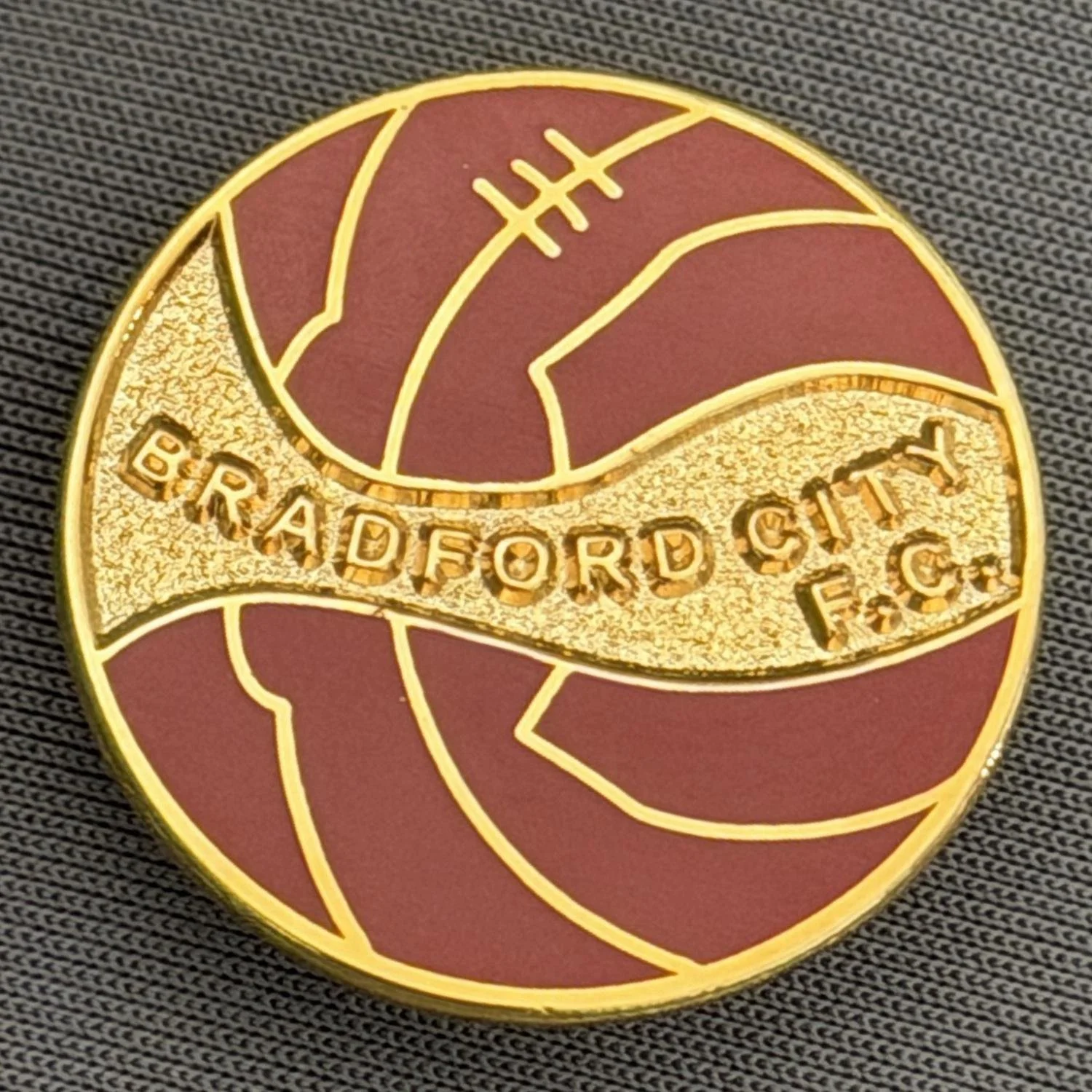 Reference Number: BCBCFC052
Size: D 25 mm
Pin Type: Brooch Pin
Plating: Gold
Value: £6
Manufacturer: Paraders
Comments: Claret & Sculpted Gold Miller Ball Type Reproduction 