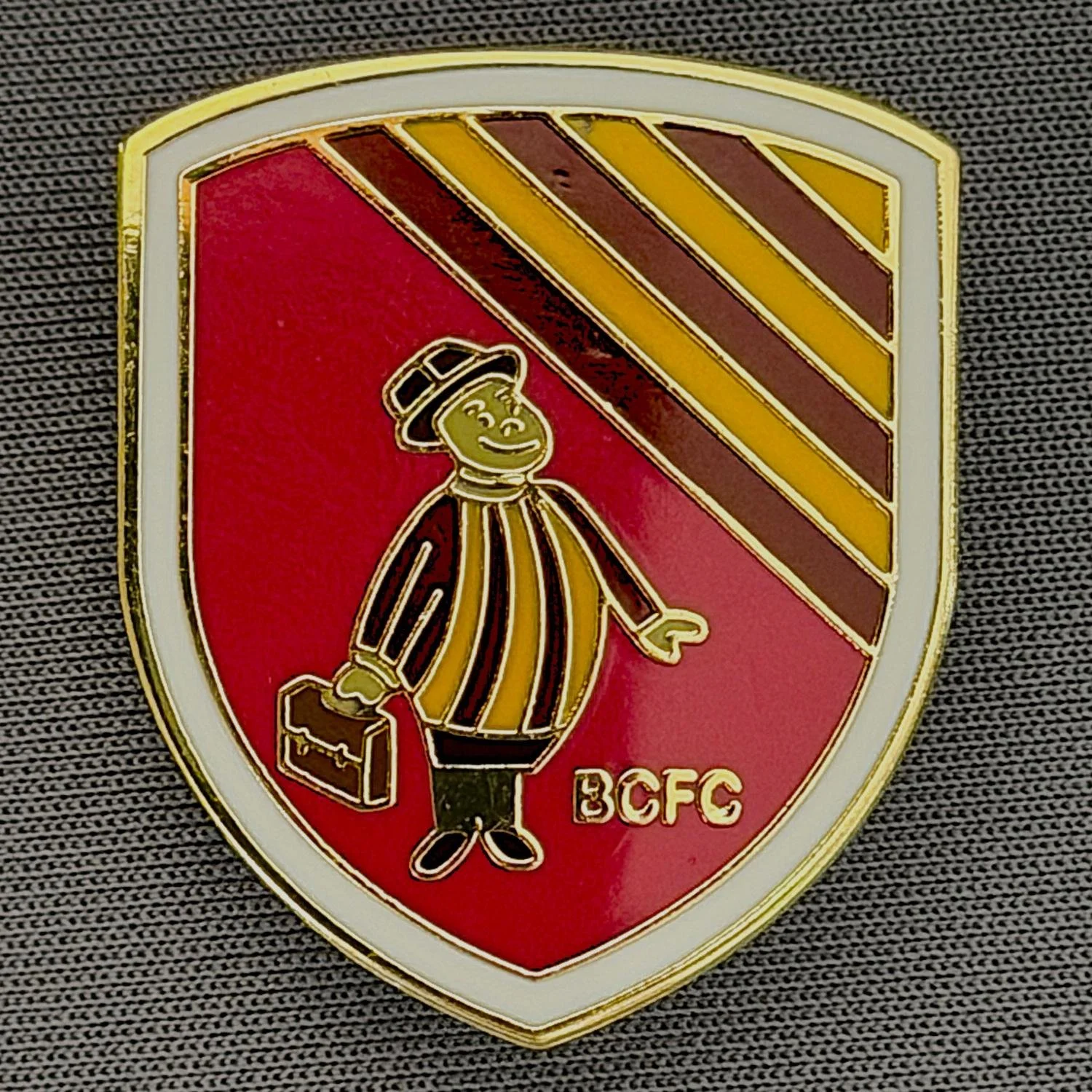 Reference Number: BCGEN113
Size: H 30.5 mm x W 25.7 mm
Pin Type: Brooch Pin
Plating: Gold
Value: £6
Manufacturer: Unknown
Comments: City Gent Shield, Claret , Larger Format 