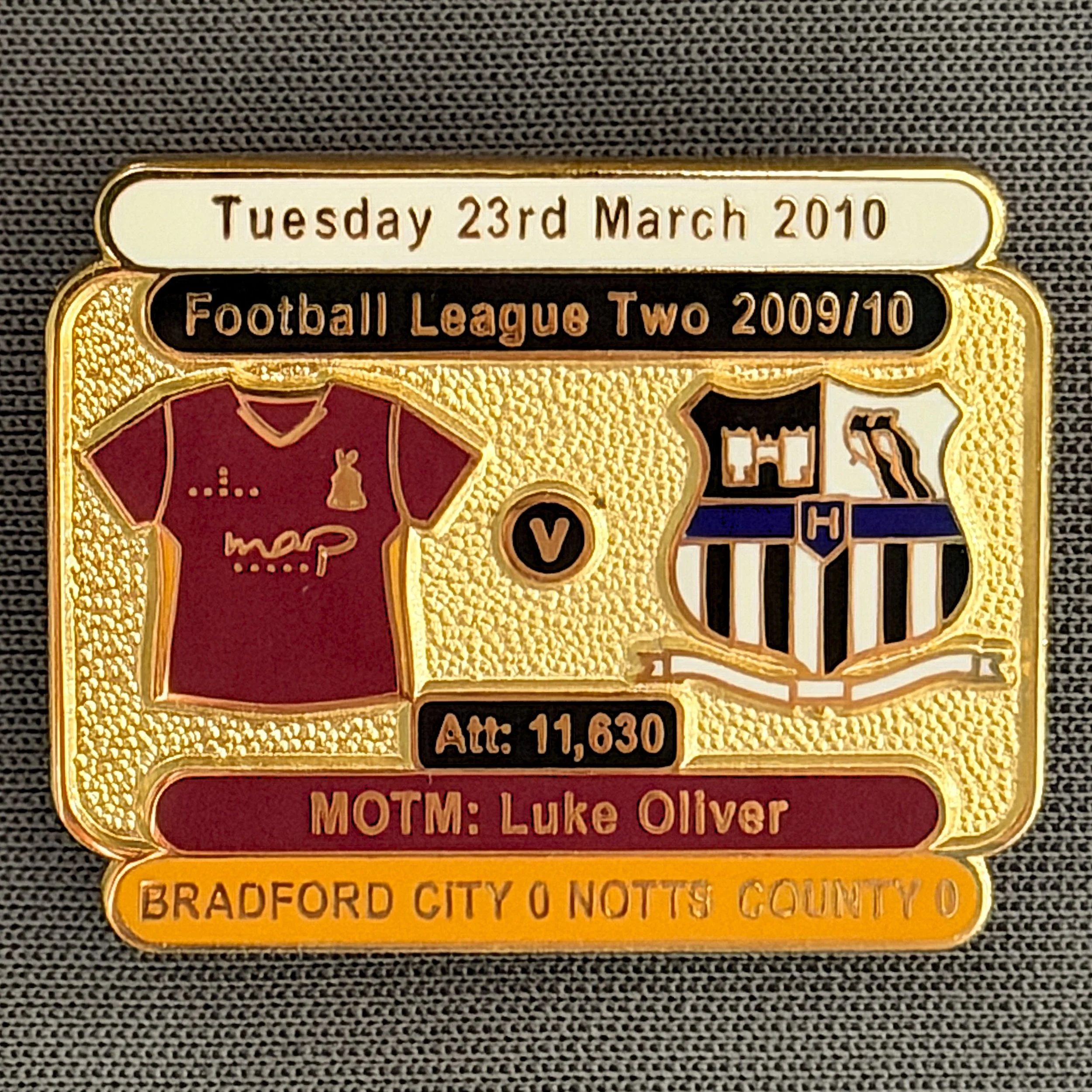 Reference Number: BCFIX041
Size: H 23.1 mm x W 29 mm
Pin Type: Brooch Pin
Plating: Gold
Value: £8
Manufacturer: Bradford City Badges
Comments: Bradford City v Notts County 2009/10 Limited Edition 100 Badges