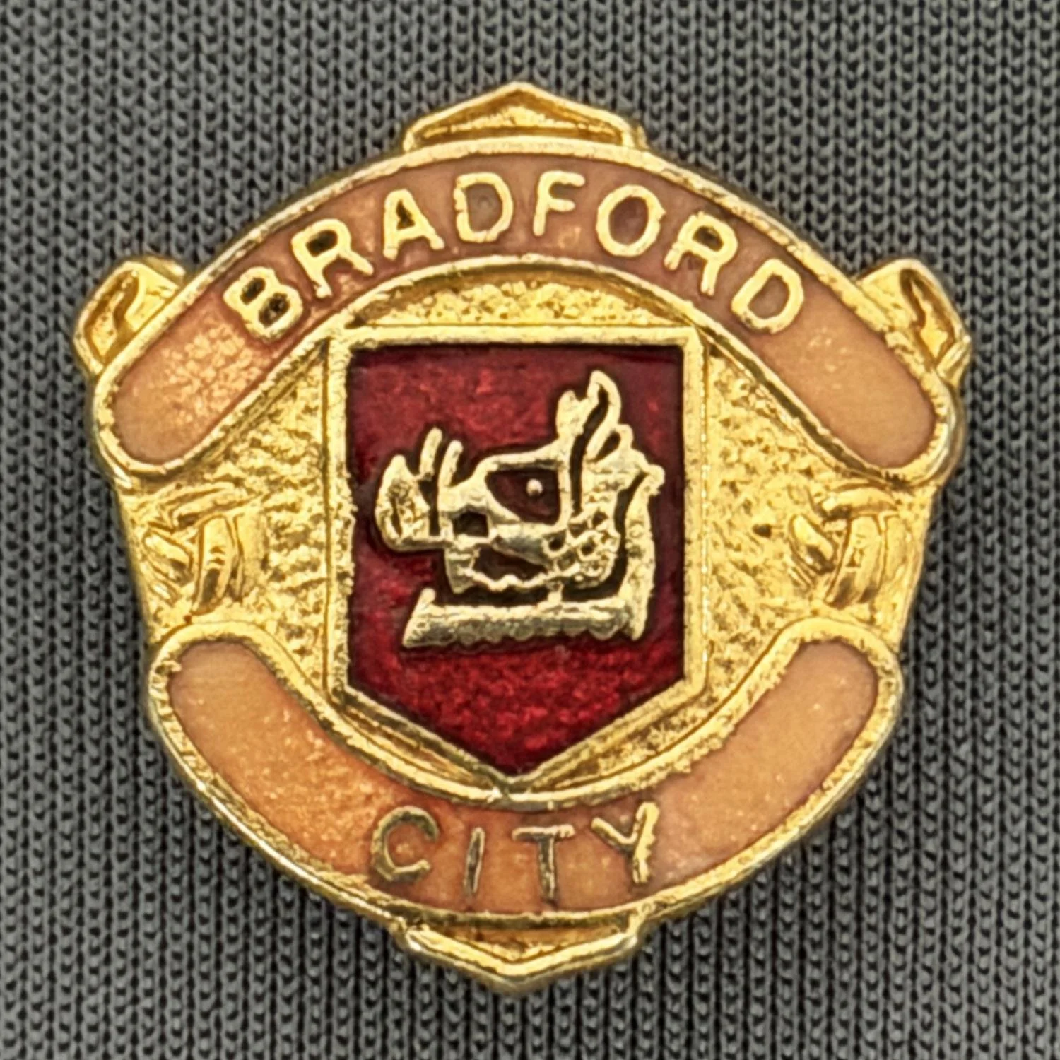 Reference Number: BCBOH006
Size: H 19.4 mm x W 19.1 mm
Pin Type: Brooch Pin
Plating: Gold
Value: £10
Manufacturer: Not Known
Comments: Boars Head Shield