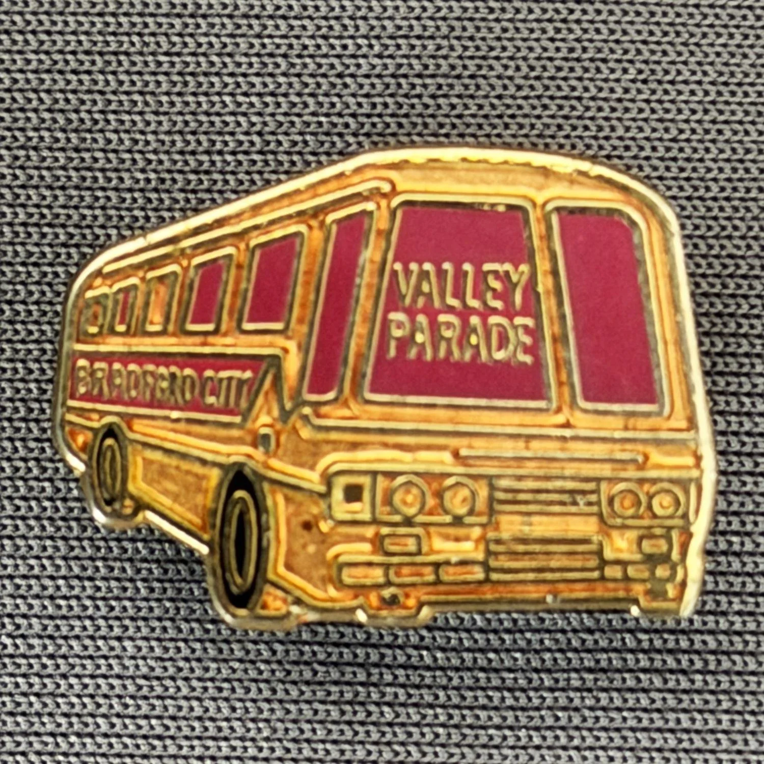 Reference Number: BCVP003
Size: H 14.5 mm x W 20 mm
Pin Type: Brooch Pin
Plating: Gold
Value: £8
Manufacturer: Unknown
Comments: Amber & Claret Valley Parade Coach