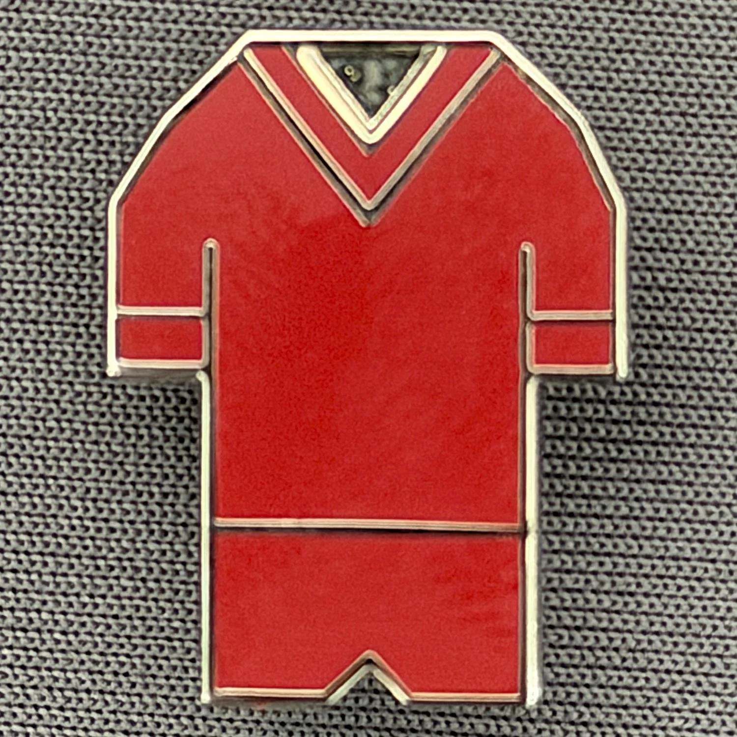Reference Number: BCKIT060
Size: H 20 mm x W 15.6 mm
Pin Type: Brooch Pin
Plating: Silver
Value: £6
Manufacturer: Paraders
Comments: 1972/73 ?
