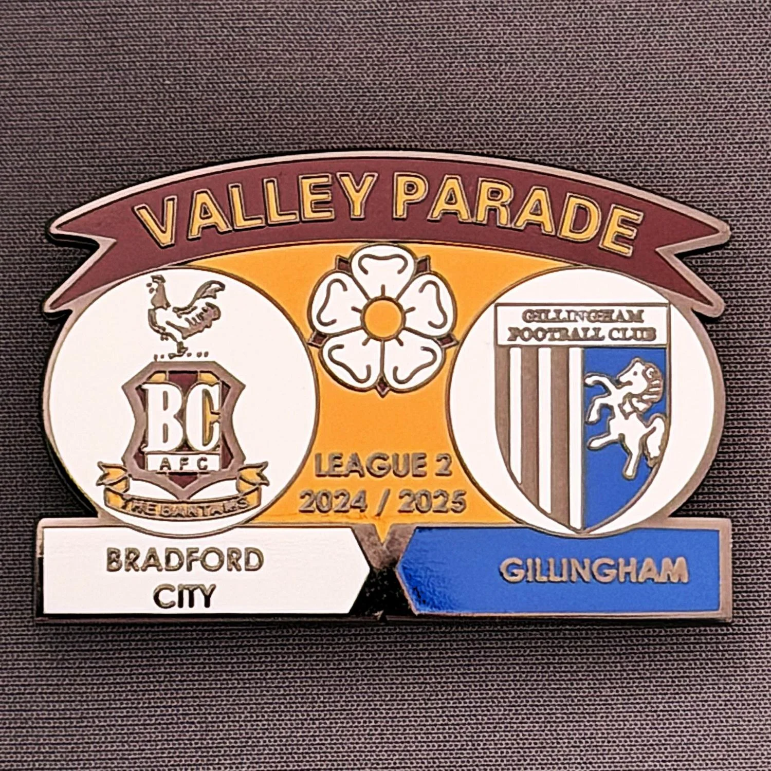 Reference Number: BCFIX421
Size: H 34.3 mm x W 50 mm
Pin Type: Brooch Pin
Plating: Black Nickel
Value: £5
Manufacturer: Unknown
Comments: Bradford City v Gillingham 2024/25.