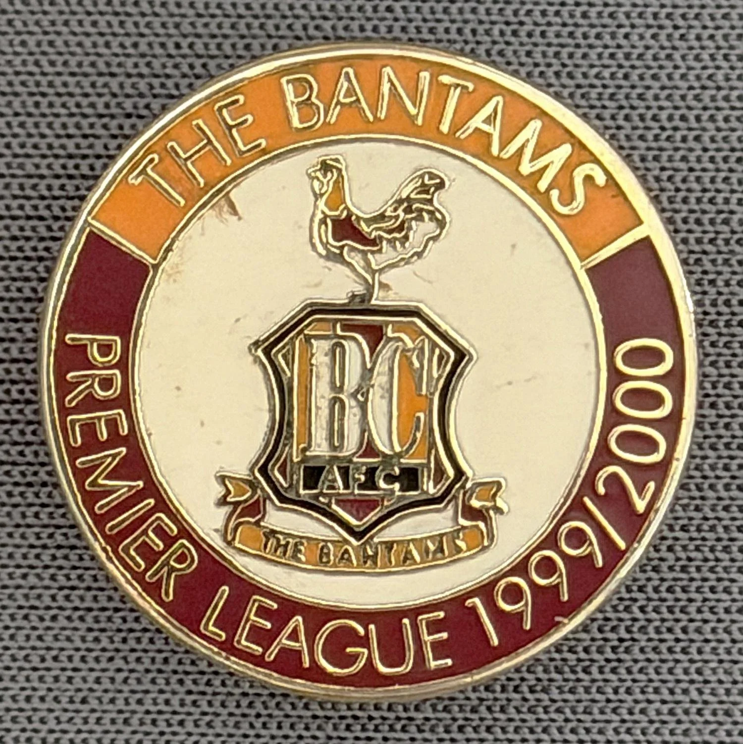 Reference Number: BCEVE009
Size: D 18.8 mm
Pin Type: Brooch Pin
Plating: Gold
Value: £10
Manufacturer: Unknown
Comments: Claret & Amber Premier League 1999-2000