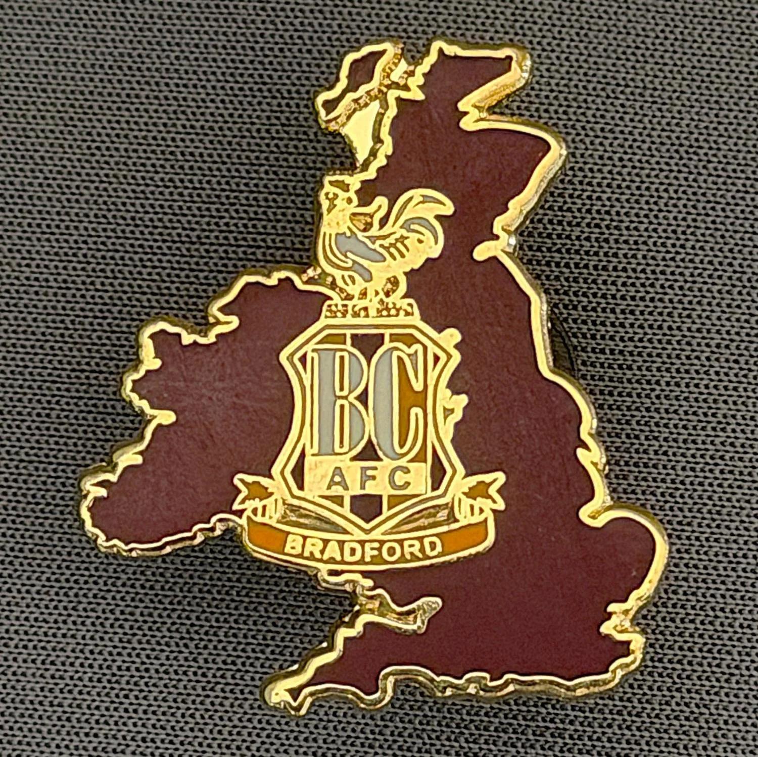 Reference Number: BCC&L128
Size: H 28.8 mm x W 24.6 mm
Pin Type: Rubber Clutch
Plating: Gold
Value: £6
Manufacturer: Unknown
Comments: Claret UK Map, City Crest