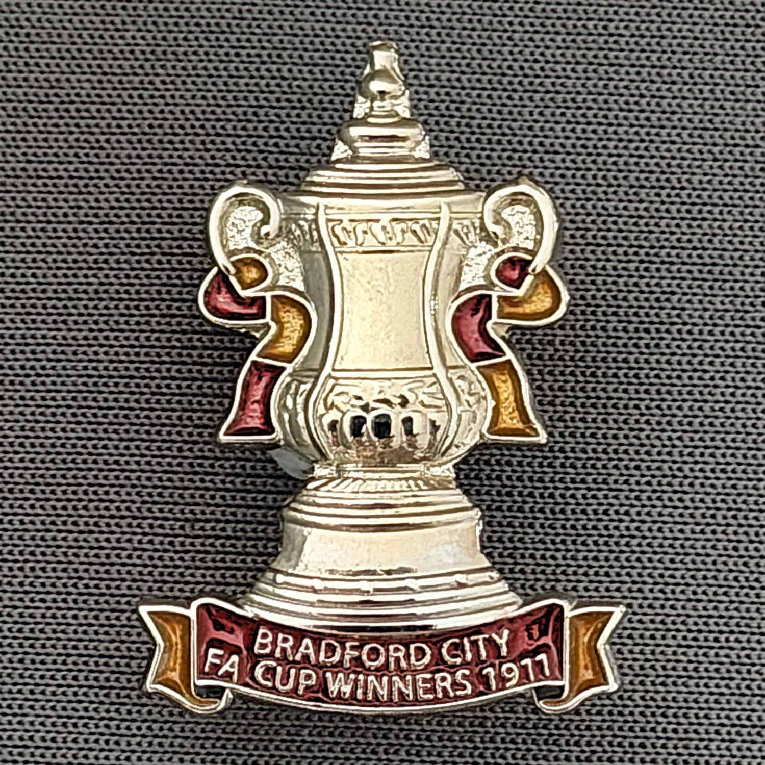 Reference Number: BCEVE035
Size: H 25.4 mm x W 18.2 mm
Pin Type: Brooch Pin
Plating: Silver
Value: £8
Manufacturer: Paraders
Comments: F.A. Cup Winner 1911, Claret & Amber 