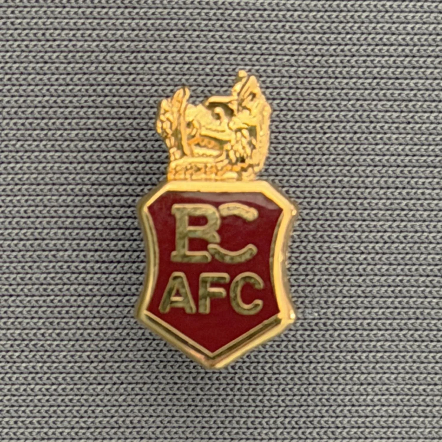 Reference Number: BCBOH034
Size: H 15.8 mm x W 8.6 mm
Pin Type: Brooch Pin
Plating: Gold
Value: £6
Manufacturer: Not Known
Comments: Tiny Claret Boar's Head Shield
