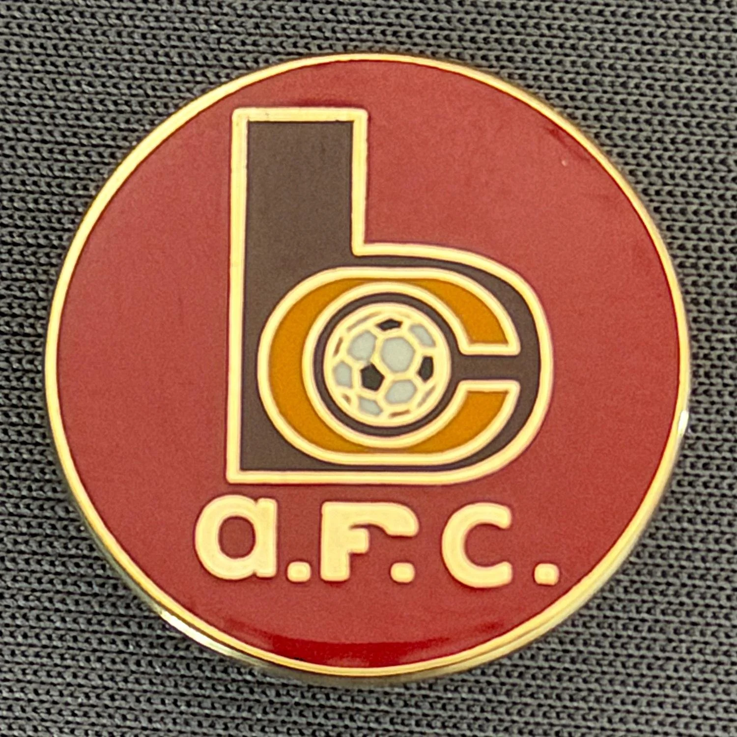 Reference Number: BCC&L135
Size: D 21.1 mm
Pin Type: Brooch Pin
Plating: Gold
Value: £6
Manufacturer: Unknown
Comments: Red & Amber BC Logo Small Version