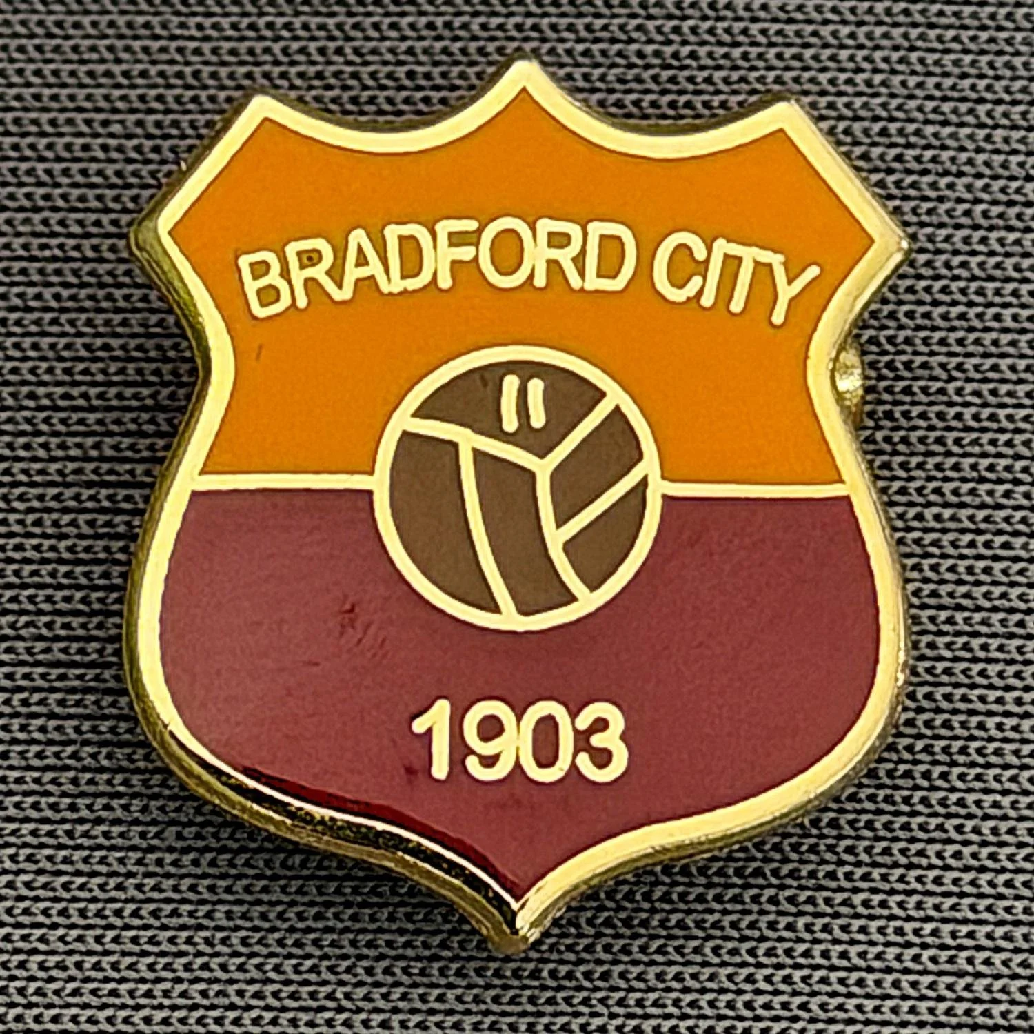 Reference Number: BCBCFC039
Size: H 20.1 mm x W 17.4 mm
Pin Type: Brooch Pin
Plating: Gold
Value: £6
Manufacturer: Unknown
Comments: Bradford City Amber & Claret Shield, Brown Ball, Small Version