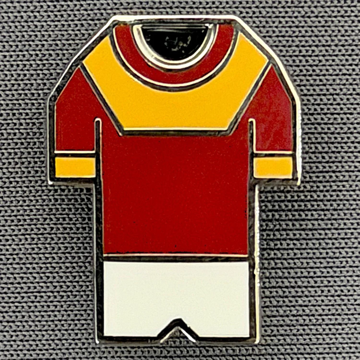 Reference Number: BCKIT047
Size: H 20 mm x W 15.4 mm
Pin Type: Brooch Pin
Plating: Silver
Value: £6
Manufacturer: Paraders
Comments: 1909/15 Kit 