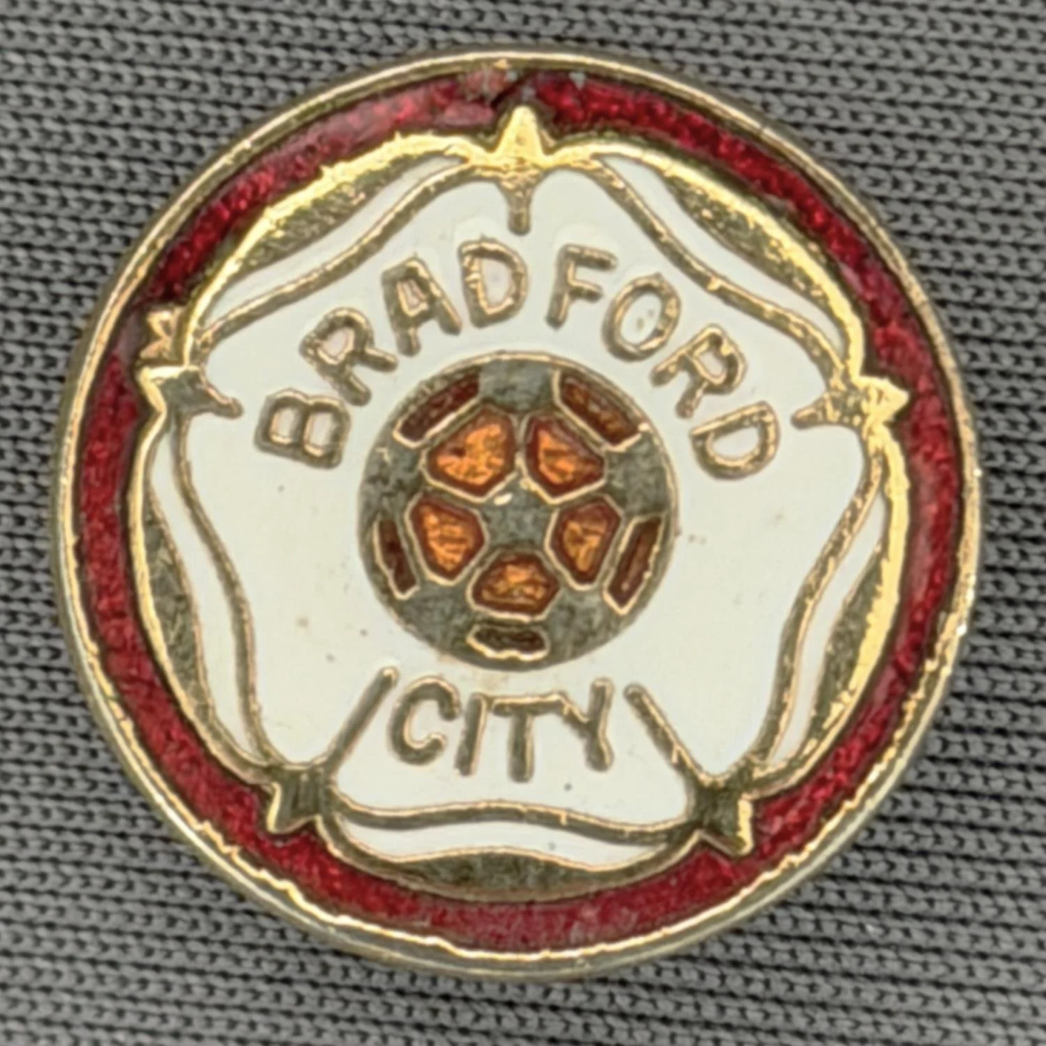 Reference Number: BCYR009
Size: D 17.2 mm
Pin Type: Brooch Pin
Plating: Gold
Value: £8
Manufacturer: Unknown
Comments: Claret & White Yorkshire Rose 