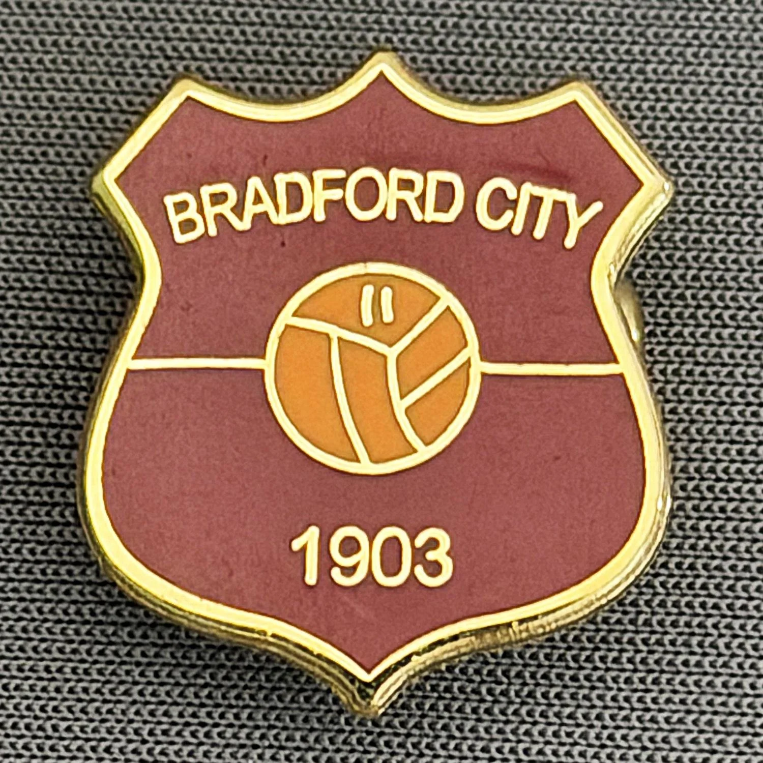 Reference Number: BCBCFC037
Size: H 20.1 mm x W 17.4 mm
Pin Type: Brooch Pin
Plating: Gold
Value: £6
Manufacturer: Unknown
Comments: Bradford City Claret Shield, Amber Ball, Small Version