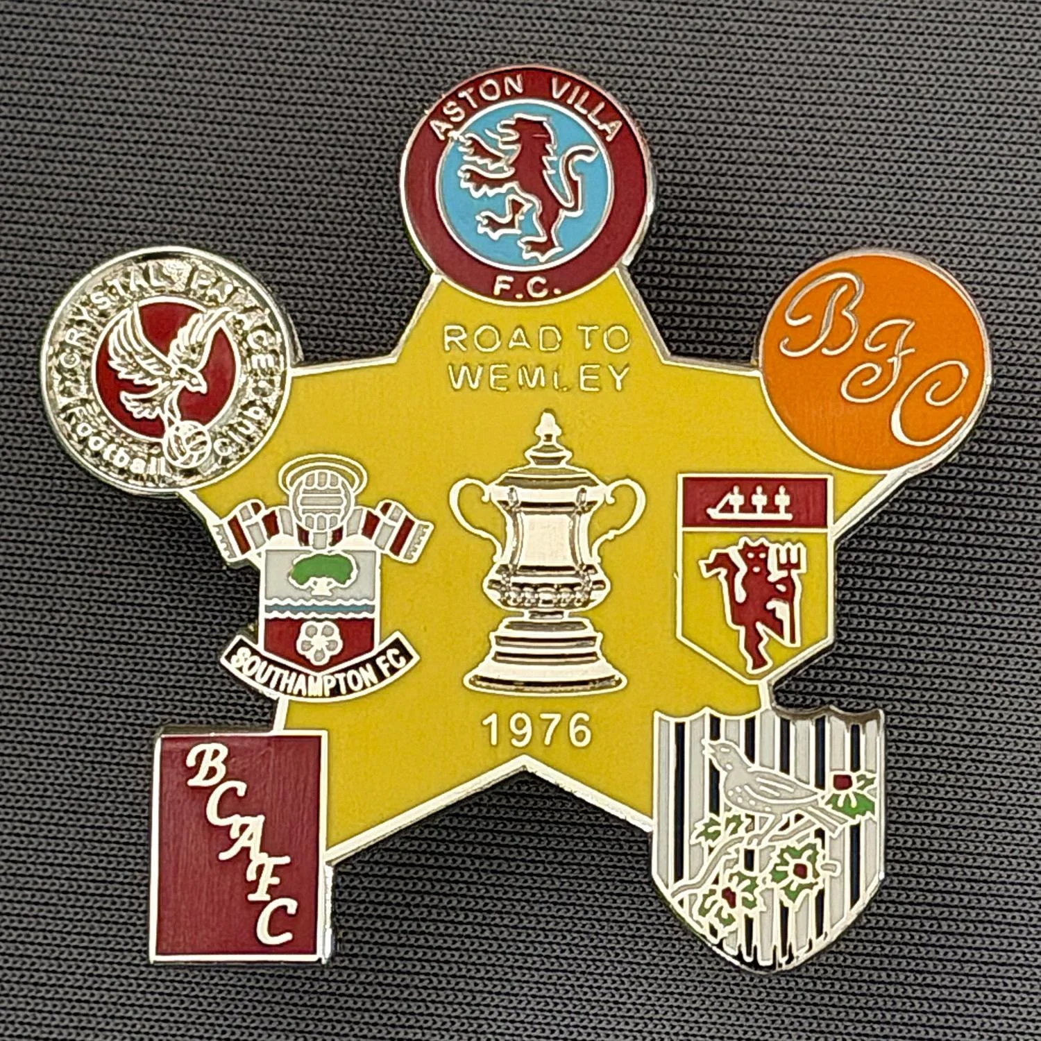 Reference Number: BCFAC044
Size: H 40.8 mm x W 42.1 mm
Pin Type: Double Metal Clutch
Plating: Silver
Value: £5
Manufacturer: Dan Lloyd
Comments: Road to Wembley 1976 Amber Version