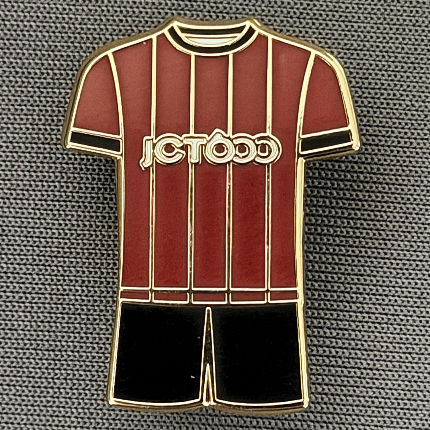 Reference Number: BCKIT045
Size: H 24.6 mm x W 18.5 mm
Pin Type: Brooch Pin
Plating: Gold
Value: £4
Manufacturer: Unknown
Comments: 2025/26 Home Kit 