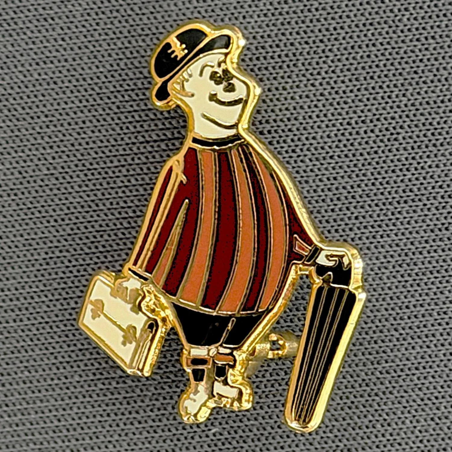 Reference Number: BCGEN033
Size: H 22.2 mm x W 15.2 mm
Pin Type: Brooch Pin
Plating: Gold
Value: £8
Manufacturer: Unknown
Comments: City Gent, White Briefcase