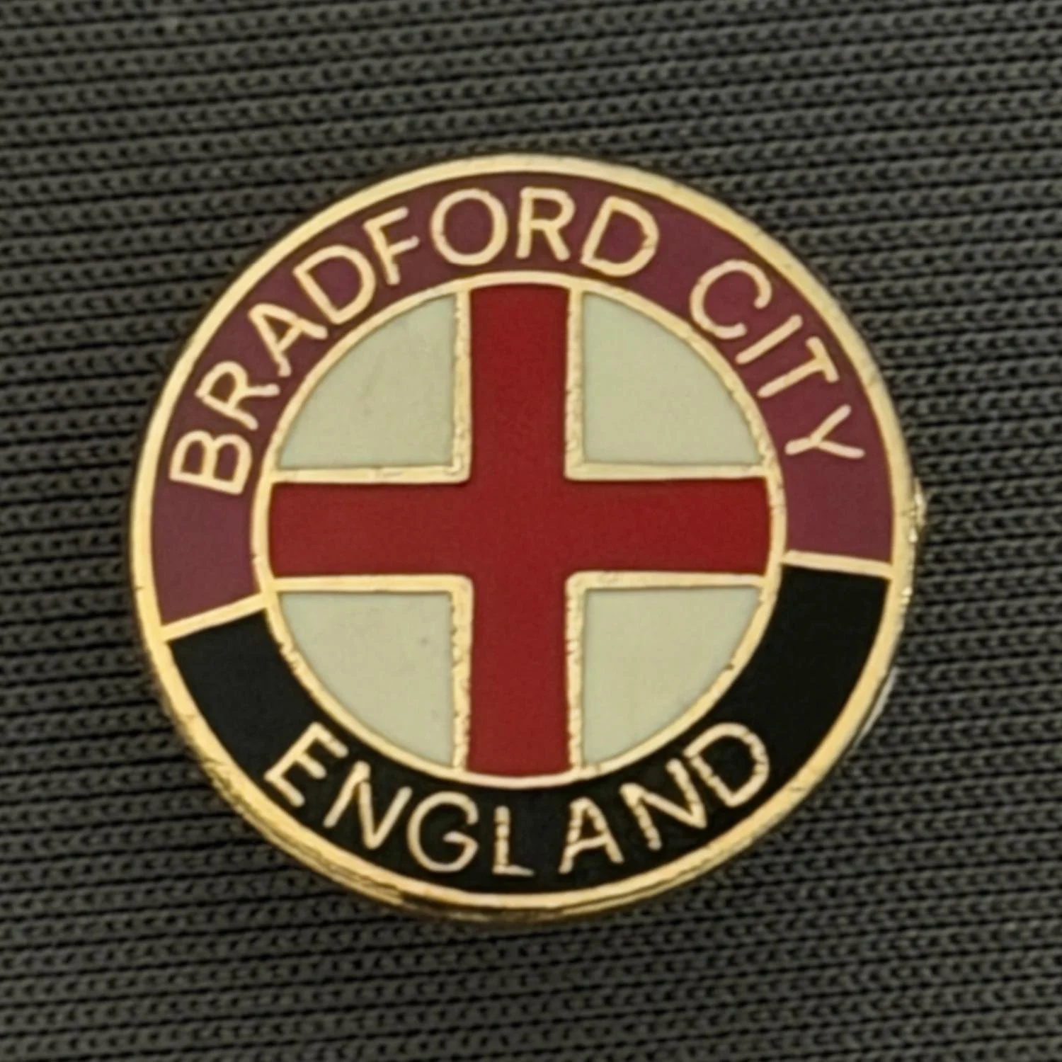 Reference Number: BCFLA007
Size: D 15.3 mm
Pin Type: Brooch Pin
Plating: Gold
Value: £6
Manufacturer: Not Known
Comments: St George Cross, Bradford City England