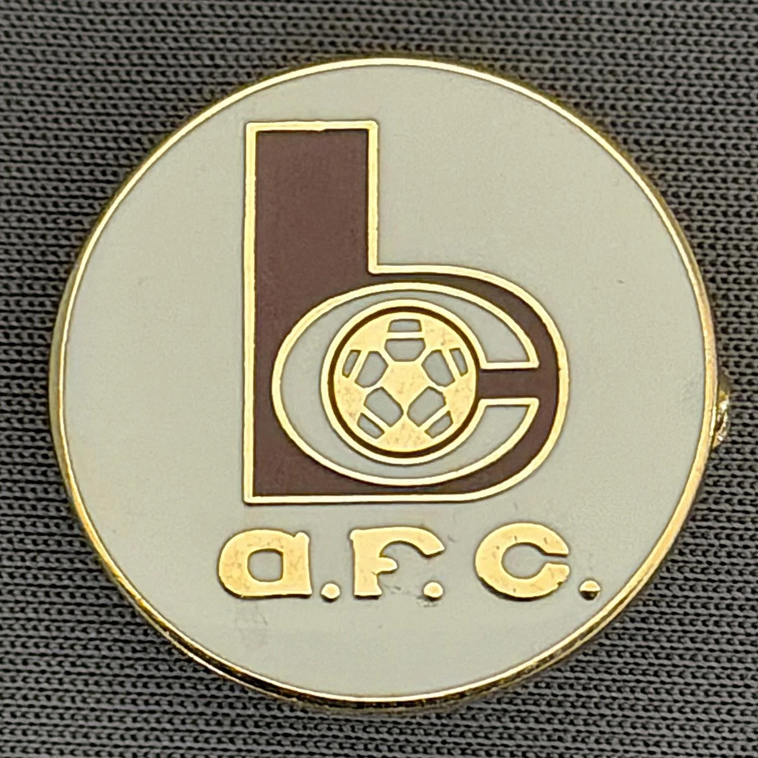 Reference Number: BCC&L134
Size: D 21.9 mm
Pin Type: Brooch Pin
Plating: Gold
Value: £6
Manufacturer: Unknown
Comments: White BC Logo