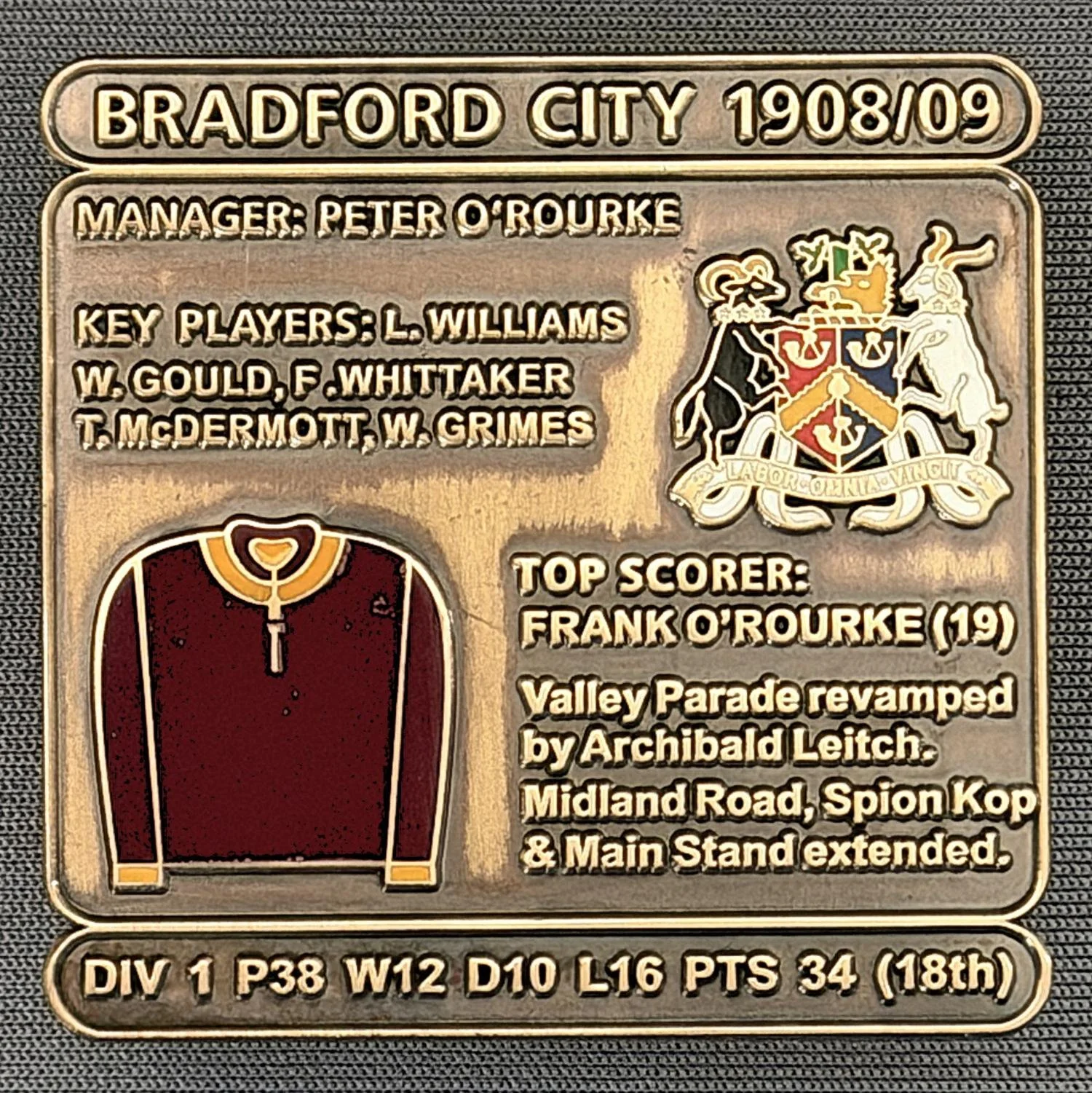 Reference Number: BCDEC007
Size: H 41.1 mm x W 42 mm
Pin Type: Double Metal Clutch
Plating: Antique Gold
Value: £8
Manufacturer: Historic Sports Badges Ltd
Comments: 1908/09 Season