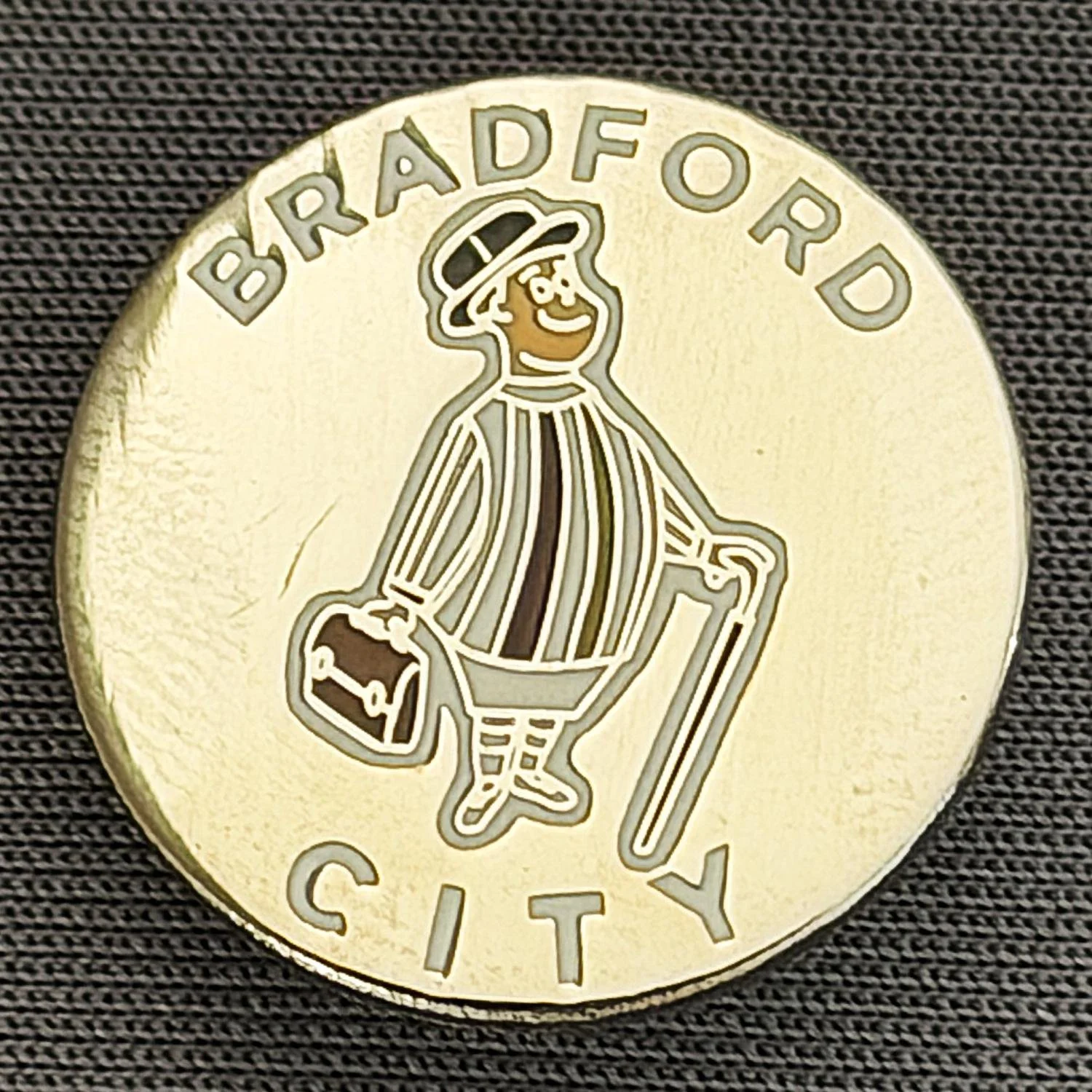 Reference Number: BCGEN107
Size: D 20.1 mm
Pin Type: Brooch Pin
Plating: Silver
Value: £6
Manufacturer: Unknown
Comments: Circular City Gent, Claret, Amber & White Shirts, White Shorts