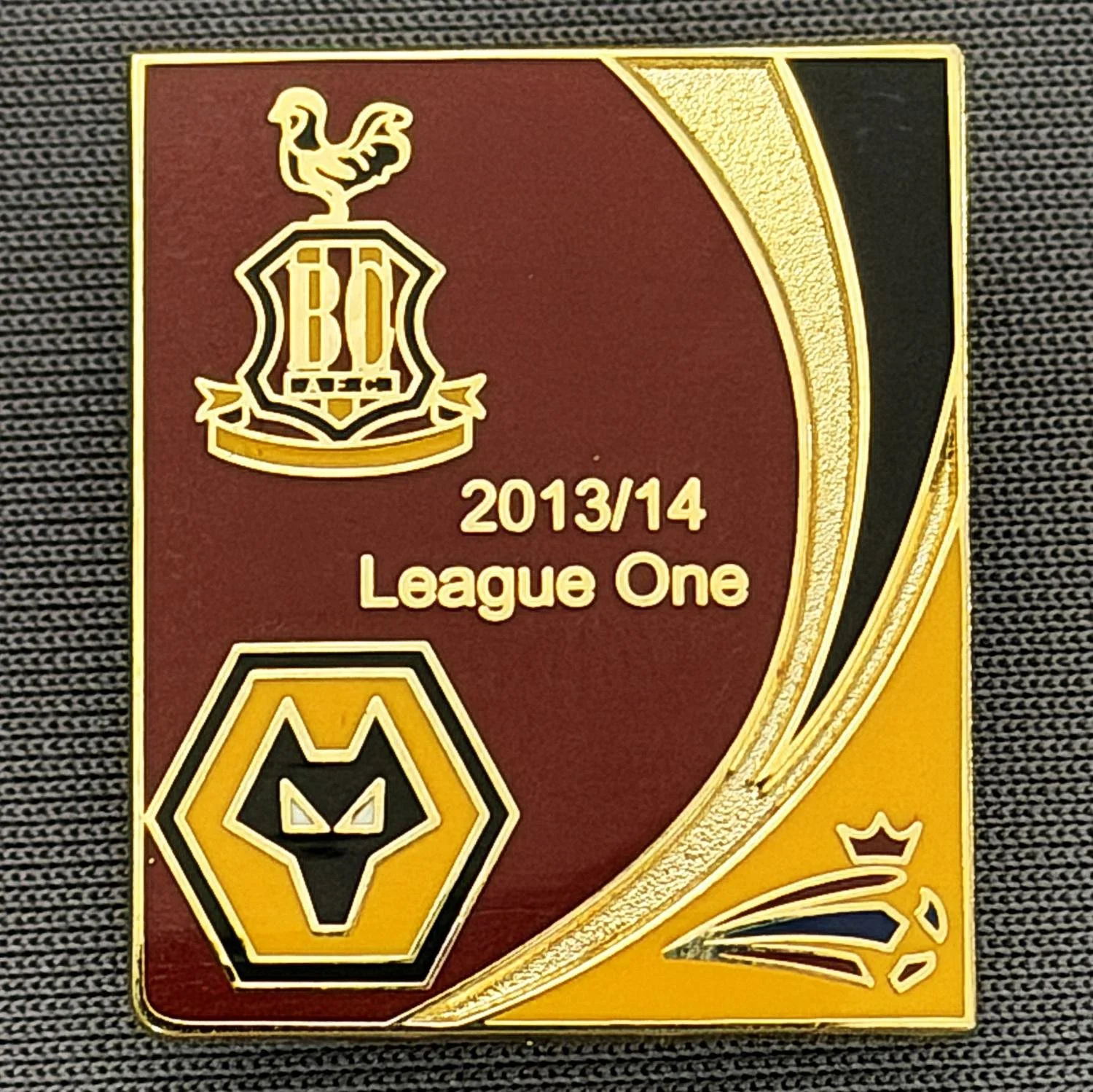 Reference Number: BCOFIX093
Size: H 26 mm x W 22 mm
Pin Type: Brooch Pin
Plating: Gold
Value: £5
Manufacturer: Unknown
Comments: Bradford City v Wolves League One 2013/14, Claret, Black & Amber Version