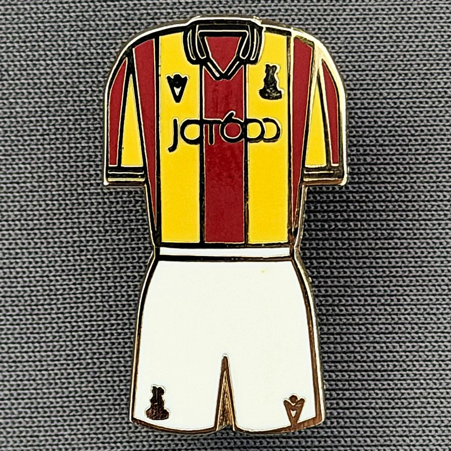 Reference Number: BCKIT080
Size: H 25.6 mm x W 14.7 mm
Pin Type: Double Rubber Clutch
Plating: Gold
Value: £4
Manufacturer: Unknown
Comments: Claret & Amber Shirt, White Shorts