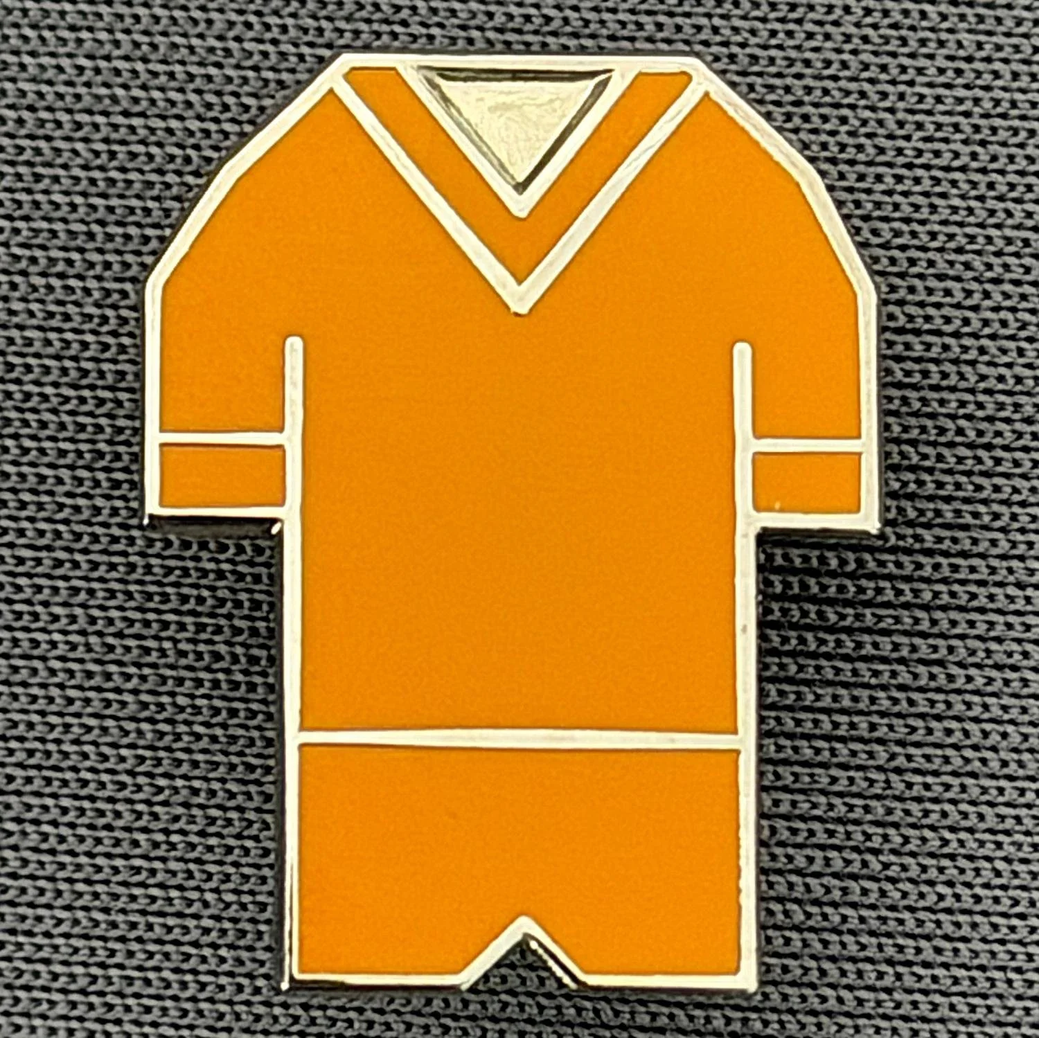 Reference Number: BCKIT055
Size: H 20 mm x W 15.6 mm
Pin Type: Brooch Pin
Plating: Silver
Value: £6
Manufacturer: Paraders
Comments: 1973/74 Kit