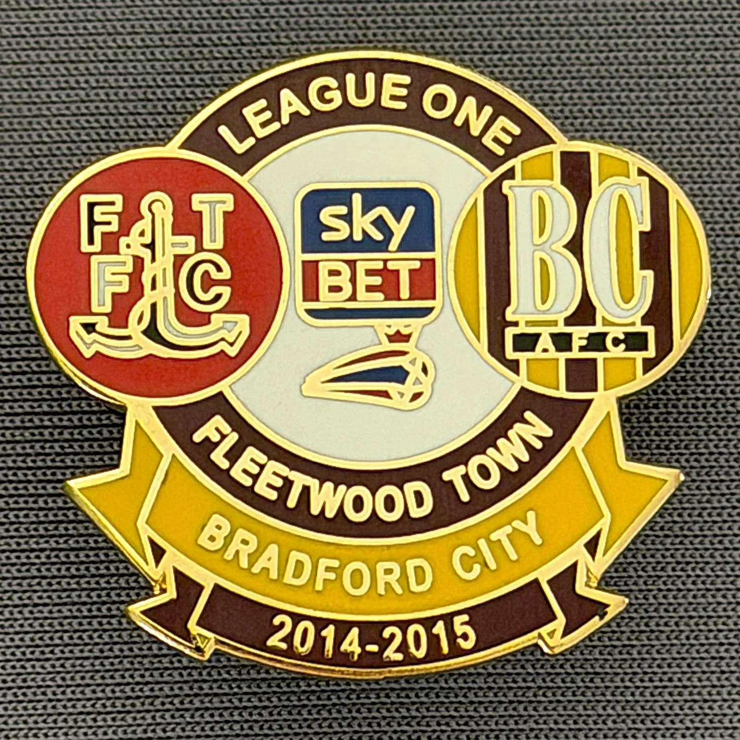 Reference Number: BCOFIX134
Size: H 25.9 mm x W 27.8 mm
Pin Type: Double Rubber Clutch
Plating: Gold
Value: £5
Manufacturer: Unknown
Comments: Fleetwood Town v Bradford City  League One 2014/15, Claret & Amber Version 