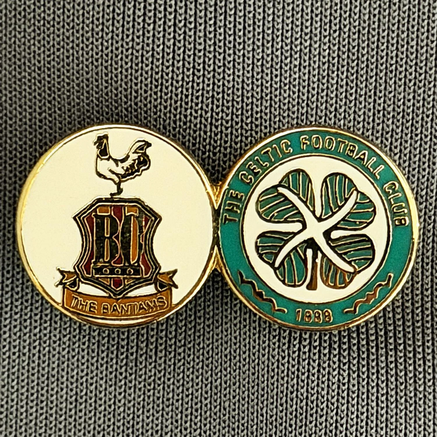 Reference Number: BCUN006
Size: H 12.3 mm x W 24 mm
Pin Type: Brooch Pin
Plating: Gold
Value: £8
Manufacturer: Not Known
Comments: White, City Celtic Twin Badge