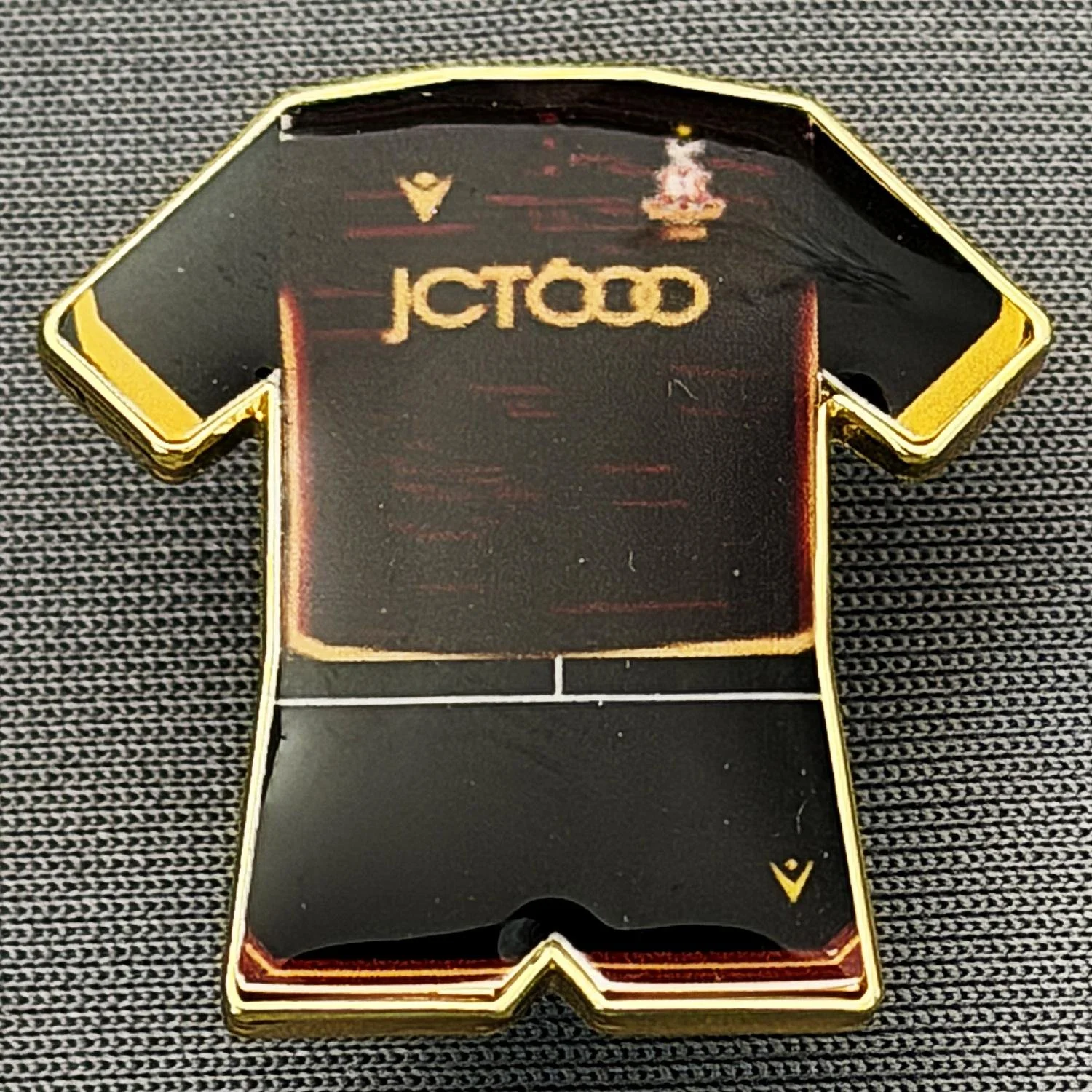 Reference Number: BCKIT039
Size: H 24.9 mm x W 25 mm
Pin Type: Metal Clutch
Plating: Gold
Value: £4
Manufacturer: Blue Badge Design
Comments: 2023/24 Third Kit Plastic Dome