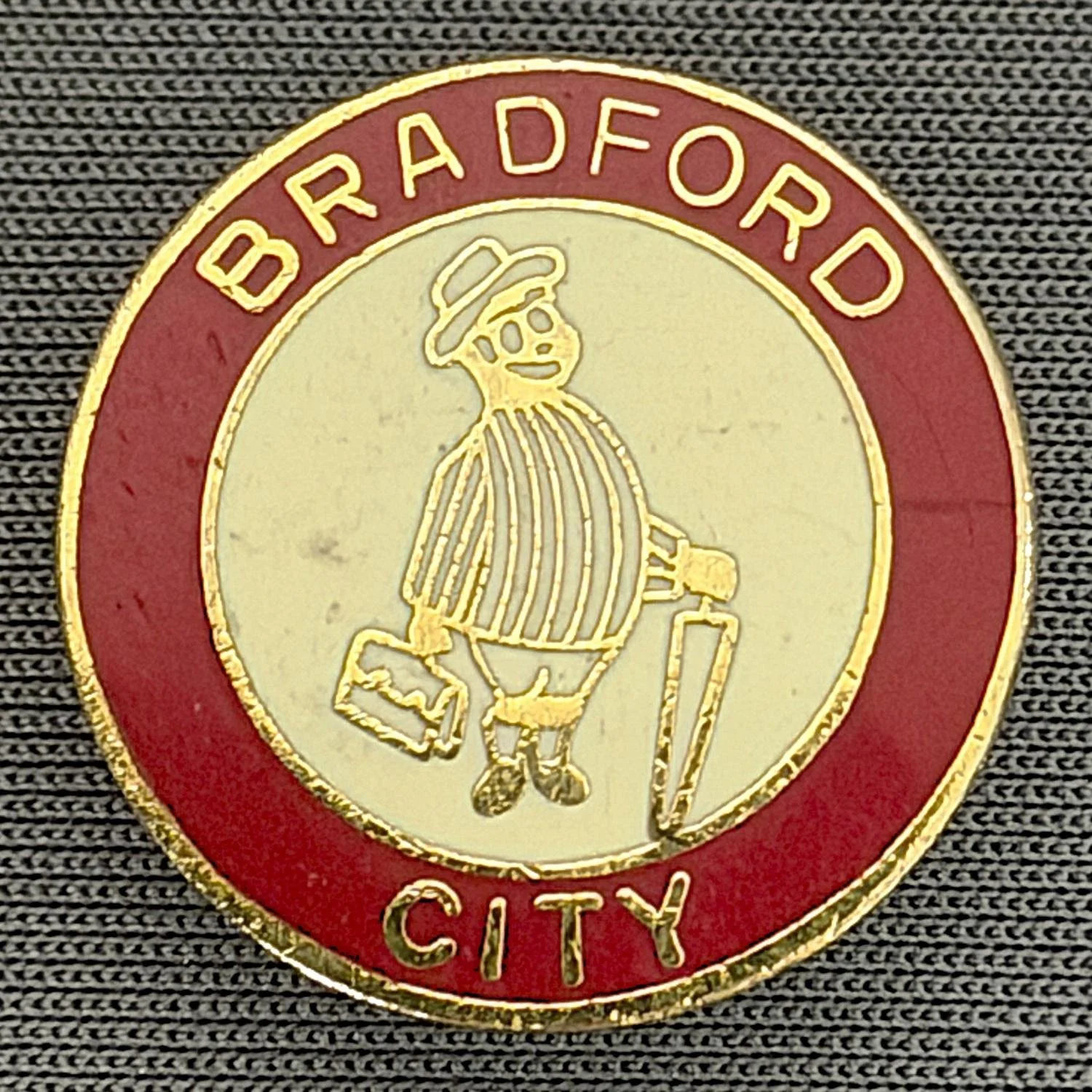Reference Number: BCGEN023
Size: D 20 mm
Pin Type: Brooch Pin
Plating: Gold
Value: £8
Manufacturer: Unknown
Comments: Circular Claret & White City Gent