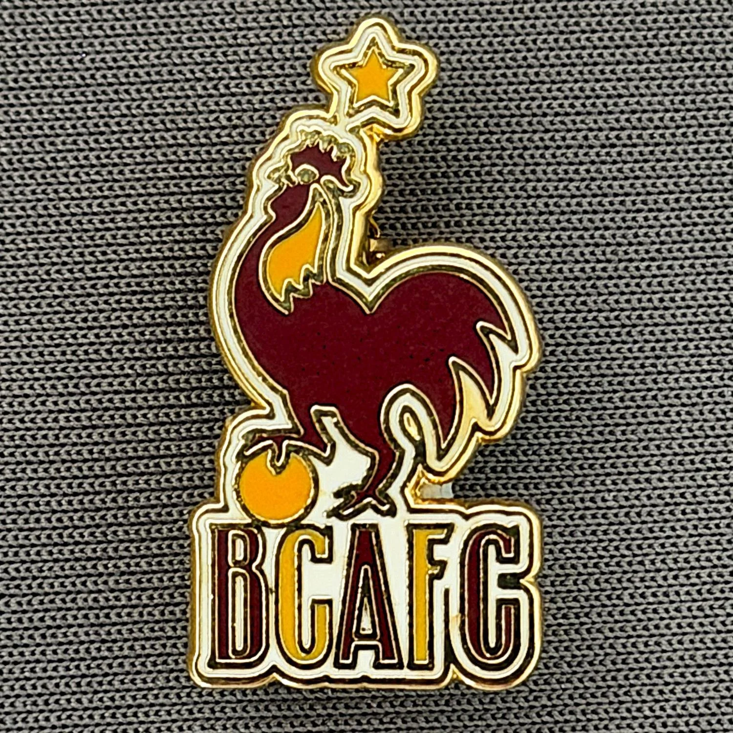 Reference Number: BCBAN033
Size: H 24.1 mm x W 12.8 mm
Pin Type: Brooch Pin
Plating: Gold
Value: £6
Manufacturer: Unknown
Comments: Claret, Amber & White, Bantam Ball Crest