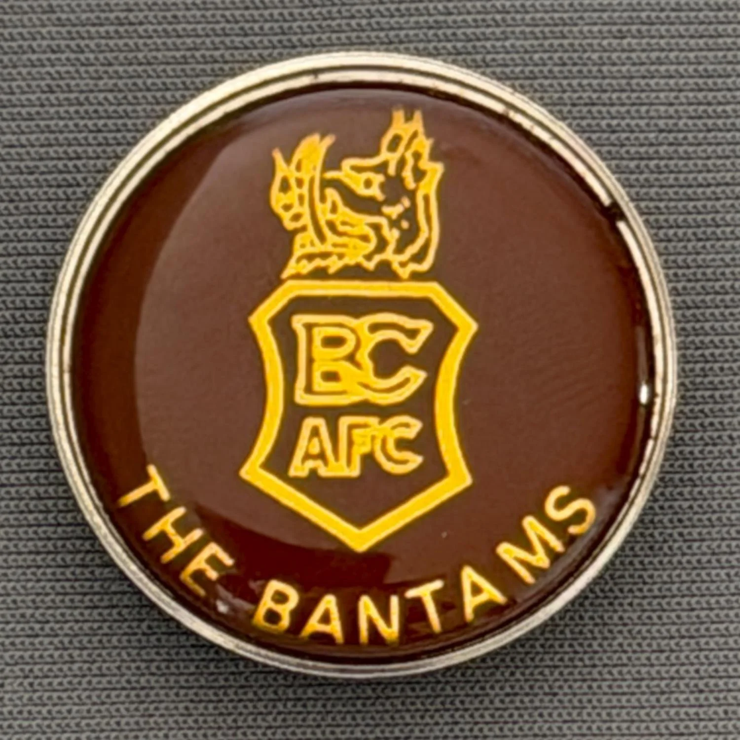 Reference Number: BCBOH032
Size: D 26.6 mm
Pin Type: Brooch Pin
Plating: Gold
Value: £6
Manufacturer: Not Known
Comments: Plastic Dome Circular Boar's Head The Bantams