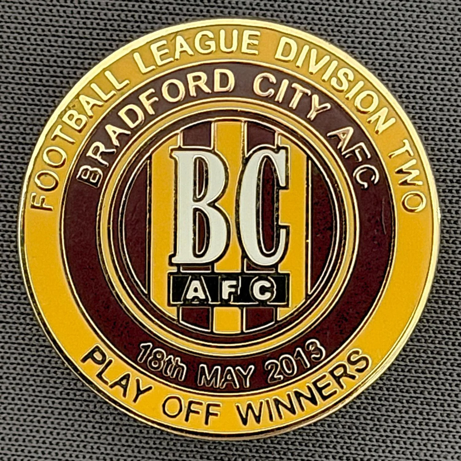 Reference Number: BCEVE069
Size: D 24.2 mm
Pin Type: Metal Clutch
Plating: Gold
Value: £8
Manufacturer: Dave Horn
Comments: 2013 Div 2 Play Off Winners, Amber & Claret. Boxed Set Limited Edition of 25