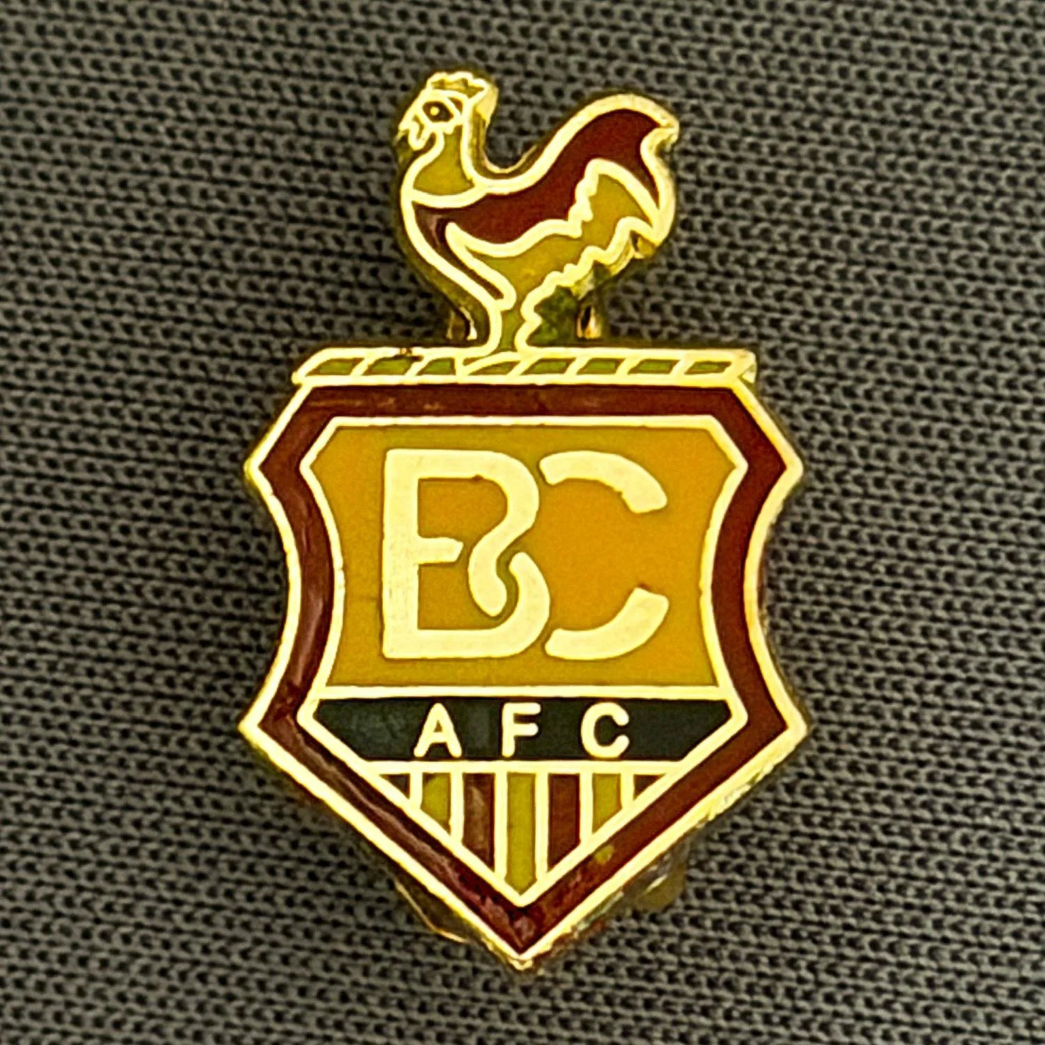 Reference Number: BCC&L107
Size: H 18.3 mm x W 11.1 mm
Pin Type: Brooch Pin
Plating: Gold
Value: £6
Manufacturer: Unknown
Comments: BCAFC Crest Claret & Amber