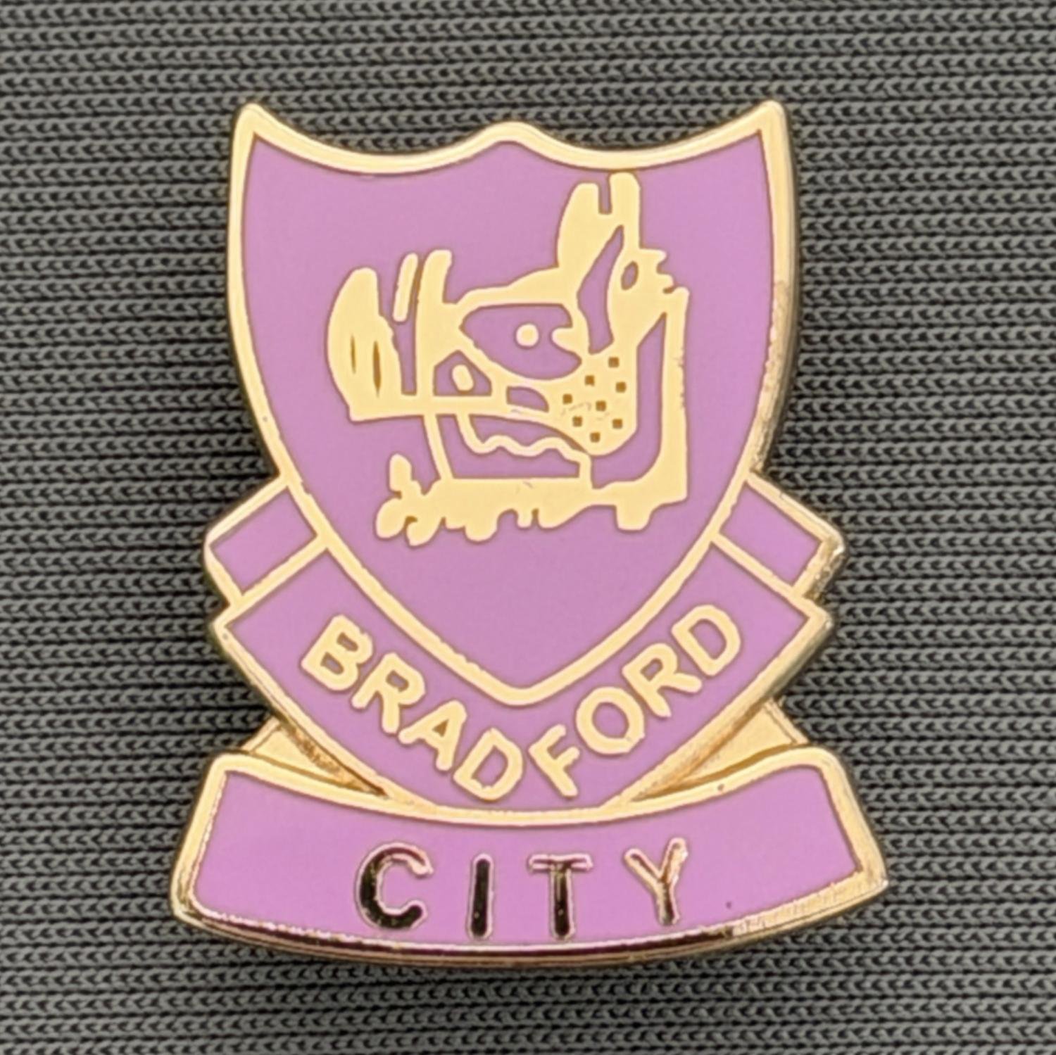 Reference Number: BCBOH065
Size: H 22 x W 18.1 mm
Pin Type: Brooch Pin
Plating: Gold
Value: £6
Manufacturer: Unknown
Comments: Pink Boar's Head Shield