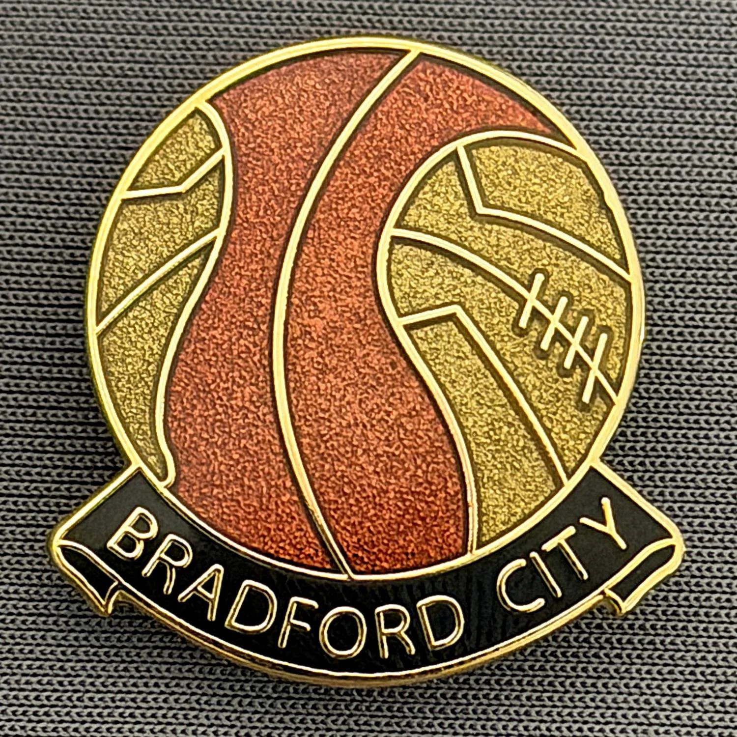 Reference Number: BCBCFC048
Size: H 21.7 mm x W 25.3 mm
Pin Type: Brooch Pin
Plating: Gold
Value: £6
Manufacturer: Paraders
Comments: Claret & Gold Miller Ball Type Reproduction With Black Base