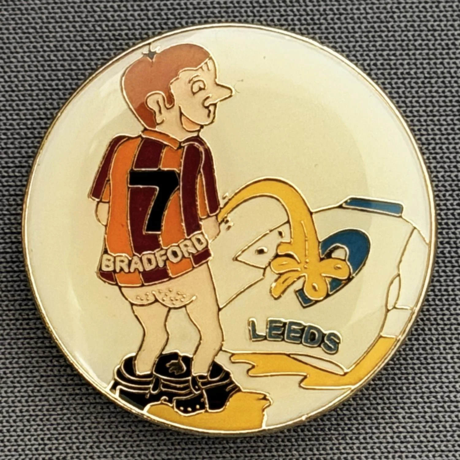 Reference Number: BCCTN032
Size: D 25 mm
Pin Type: Brooch Pin
Plating: Gold
Value: £6
Manufacturer: Not Known
Comments: Bradford City guy urinating on Leeds Shirt 