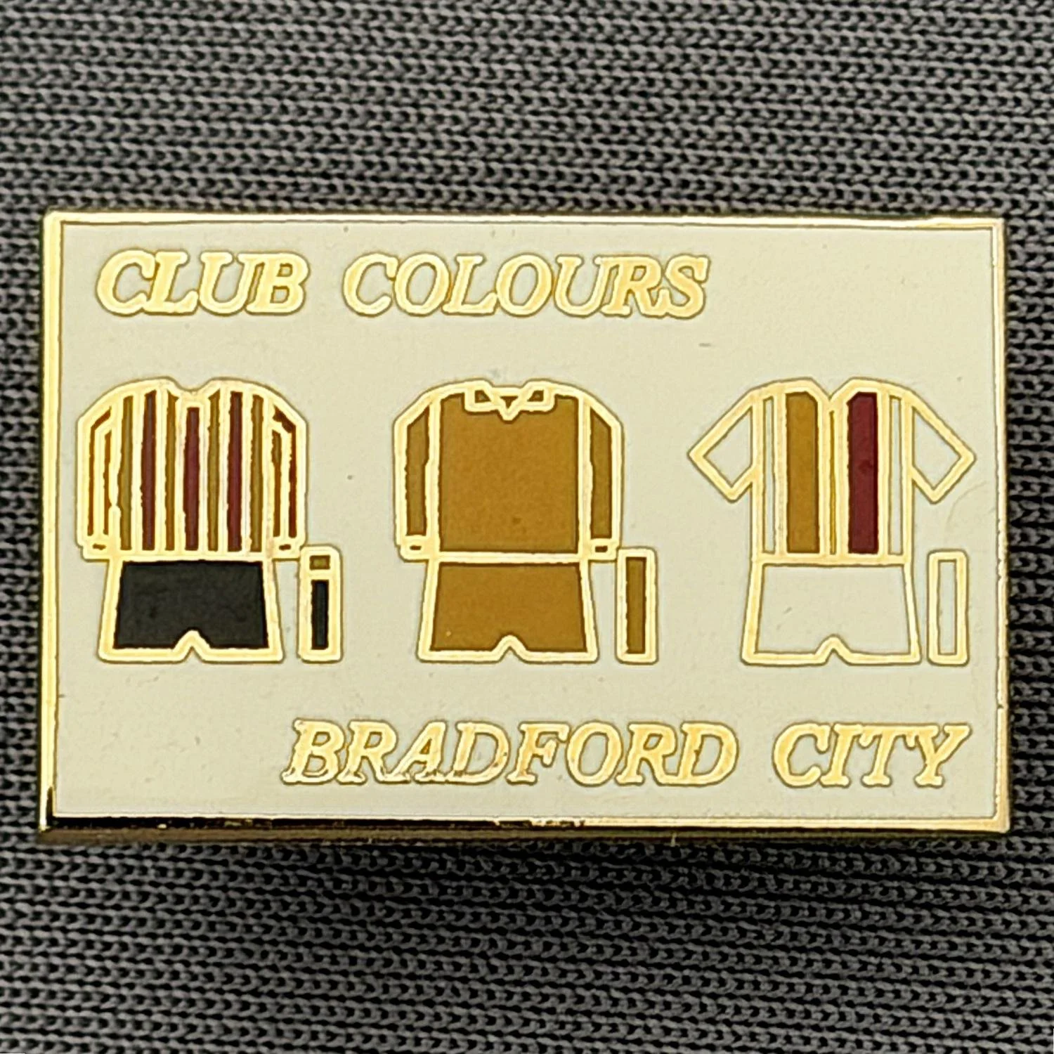 Reference Number: BCKIT070
Size: H 14.3 mm x W 21.9 mm
Pin Type: Brooch Pin
Plating: Gold
Value: £6
Manufacturer: Unknown
Comments: City Club Colours, White Version