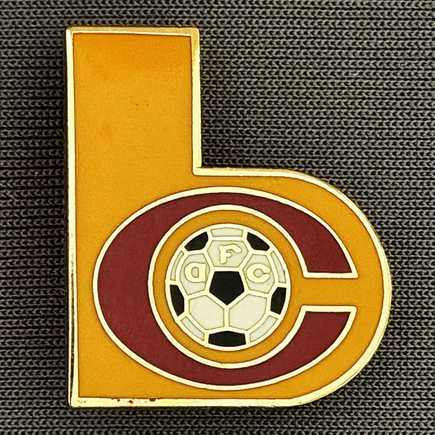 Reference Number: BCC&L031
Size: H 22 mm x W 19 mm
Pin Type: Brooch Pin
Plating: Gold
Value: £8
Manufacturer: Unknown
Comments: Amber & Claret BC Logo