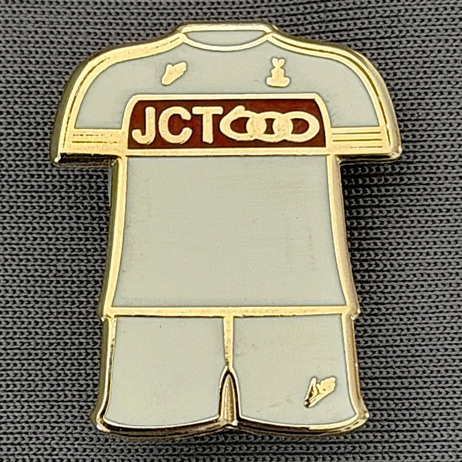 Reference Number: BCKIT086
Size: H 22.2 mm x W 18.7 mm
Pin Type: Brooch Pin 
Plating: Gold
Value: £4
Manufacturer: Unknown
Comments: Generic City White Kit