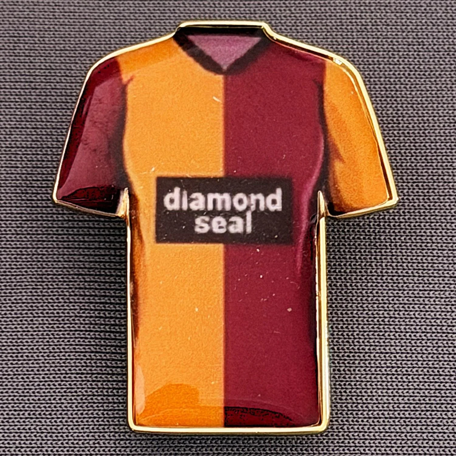 Reference Number: BCKIT095
Size: H 33 mm x W 27.1 mm
Pin Type: Metal Clutch
Plating: Gold
Value: £4
Manufacturer: Blue Badge Design
Comments: Bradford City 1996/97 Cup Kit, Plastic Dome
