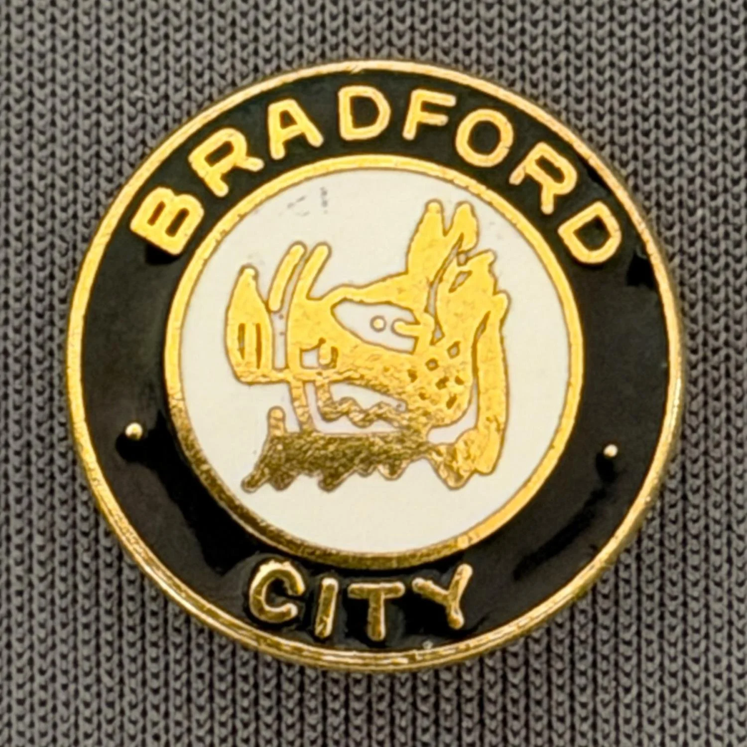 Reference Number: BCBOH012
Size: D 16.4 mm
Pin Type: Brooch Pin
Plating: Gold
Value: £10
Manufacturer: Not Known
Comments: Boars Head, Large Head Version