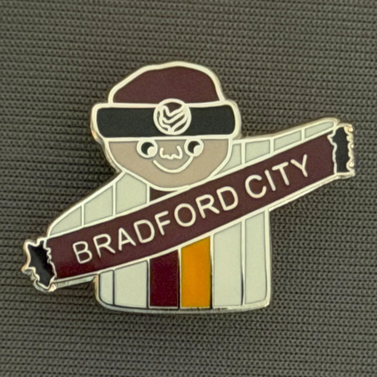 Reference Number: BCCTN058
Size: H 19.9 mm x W 27.9 mm
Pin Type: Brooch Pin
Plating: Silver
Value: £6
Manufacturer: Not Known
Comments: Snowman in Alternate Bradford City Kit, Silver Version