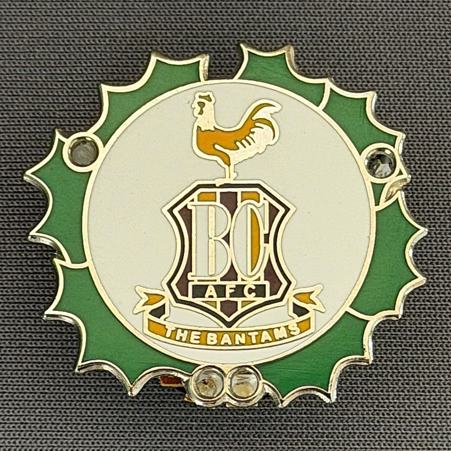 Reference Number: BCC&L156
Size: H 28.2 mm x 30.2 mm
Pin Type: Brooch Pin
Plating: Silver
Value: £8
Manufacturer: Unknown
Comments: 3D Light Up Holly Xmas City Logo