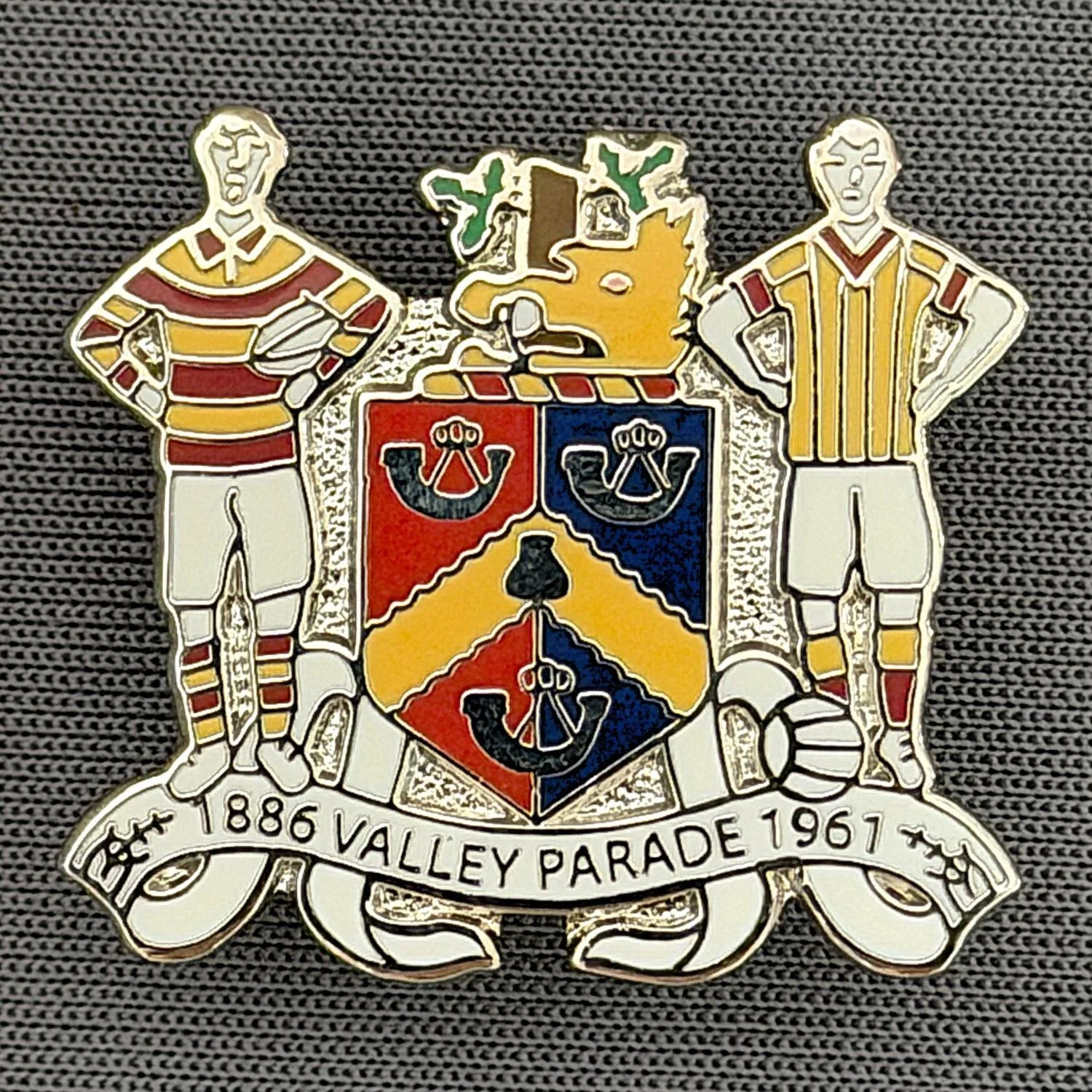 Reference Number: BCEVE051
Size: H 23 mm x W 25.1 mm
Pin Type: Brooch Pin
Plating: Silver
Value: £8
Manufacturer: Paraders
Comments: Bradford City 1886-1961