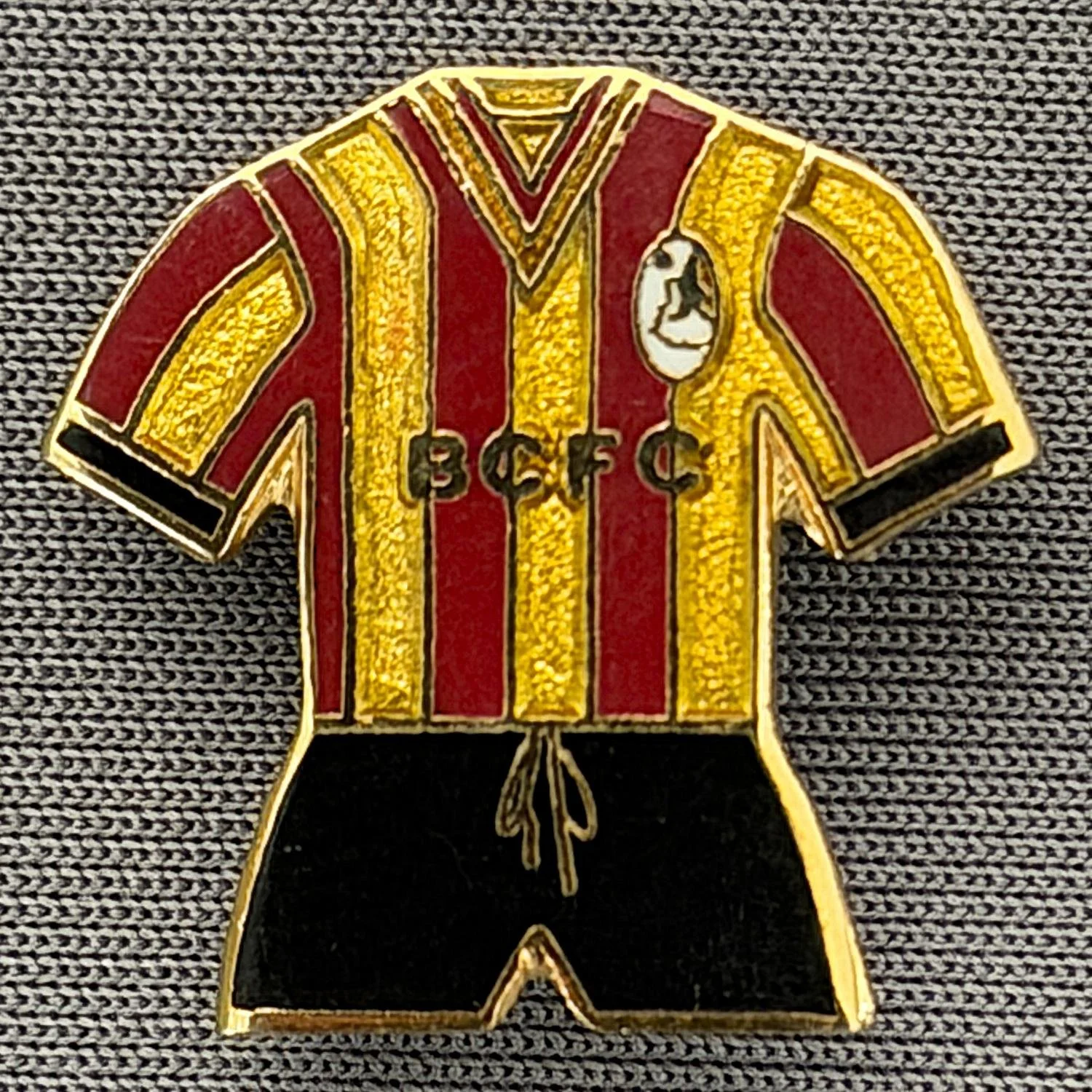 Reference Number: BCKIT068
Size: H 19.3 mm x W 20 mm
Pin Type: Brooch Pin
Plating: Gold
Value: £6
Manufacturer: Unknown
Comments: Claret & Amber City Kit