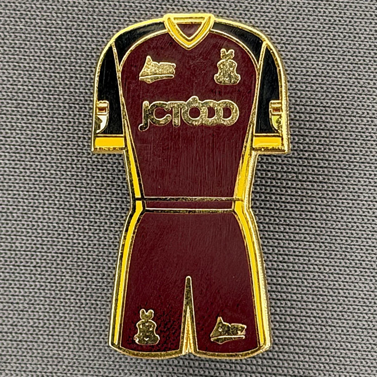 Reference Number: BCKIT083
Size: H 25.6 mm x W 14.7 mm
Pin Type: Double Rubber Clutch
Plating: Gold
Value: £4
Manufacturer: Unknown
Comments: 2018/19 Home Kit