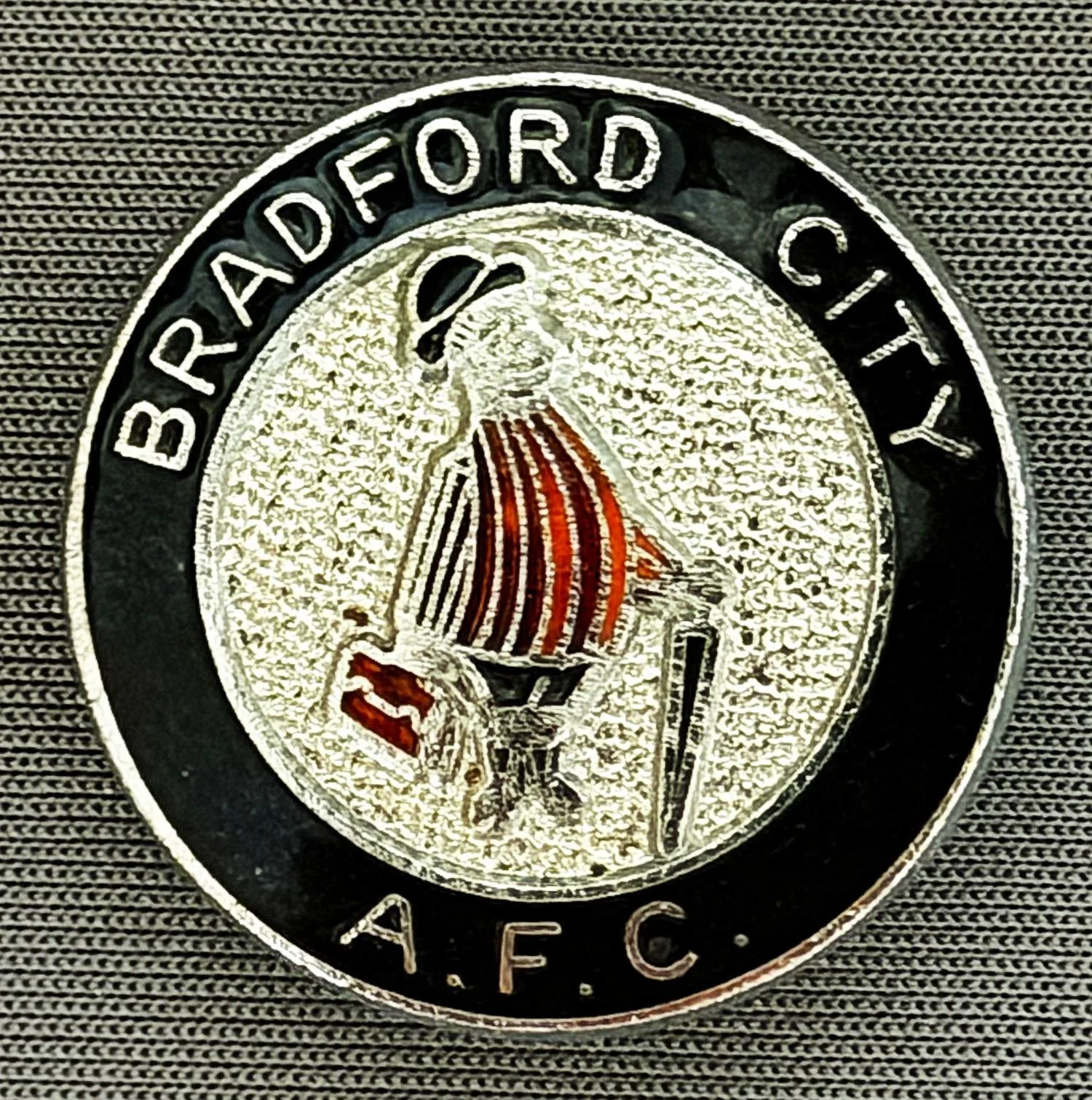 Reference Number: BCGEN015
Size: D 25.5 mm
Pin Type: Brooch Pin
Plating: Silver
Value: £10
Manufacturer: Unknown
Comments: Circular City Gent A.F.C. 2 Silver Variation